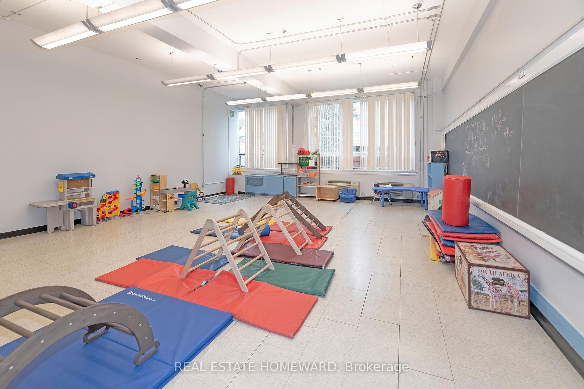 202 Simcoe Street photo 16