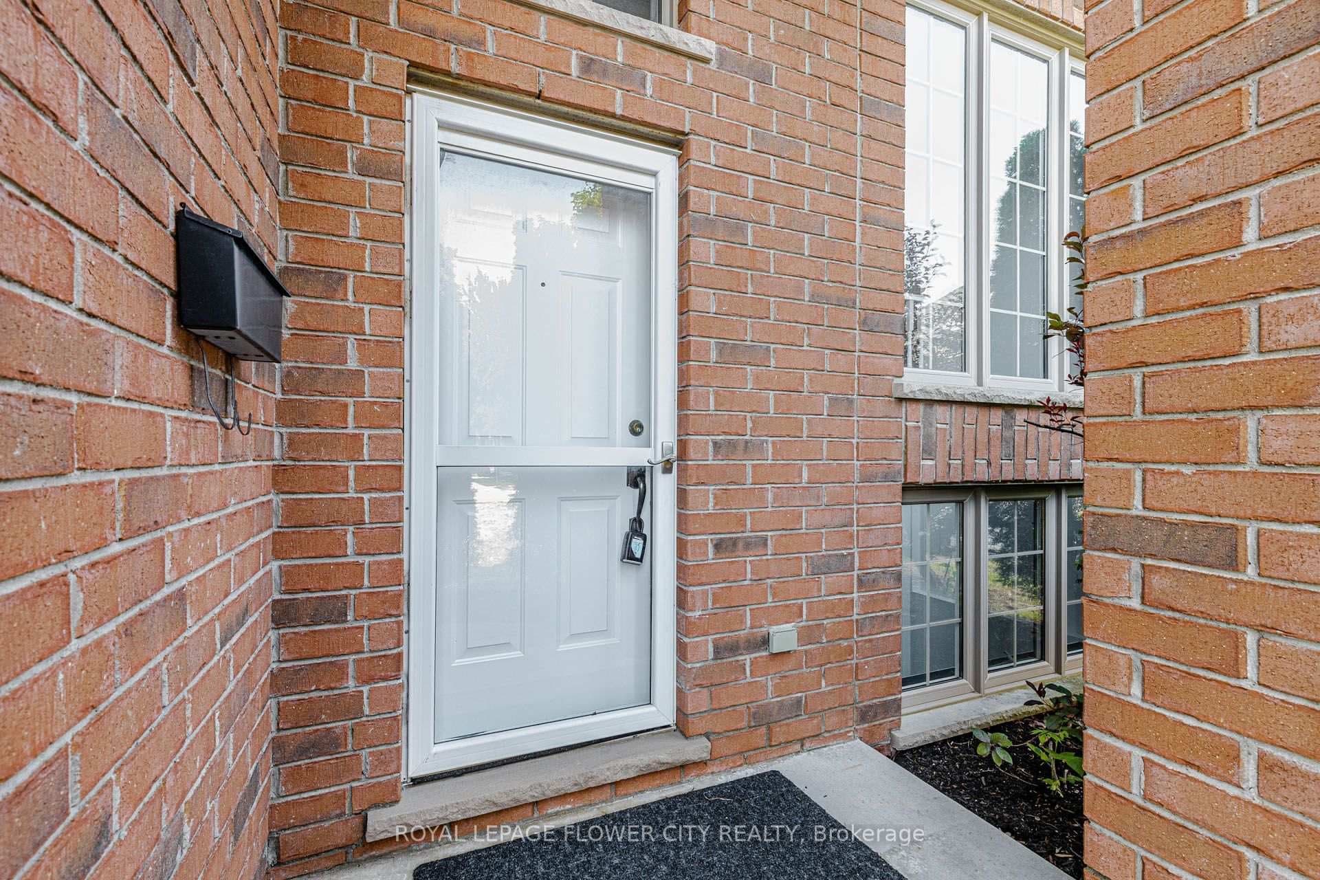 47 QUEENSWAY Drive photo 8