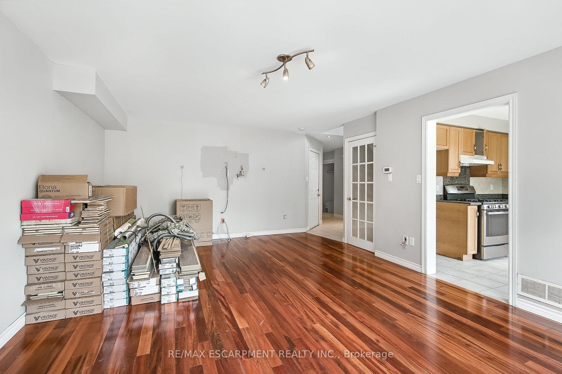 573 Enfield Road photo 6
