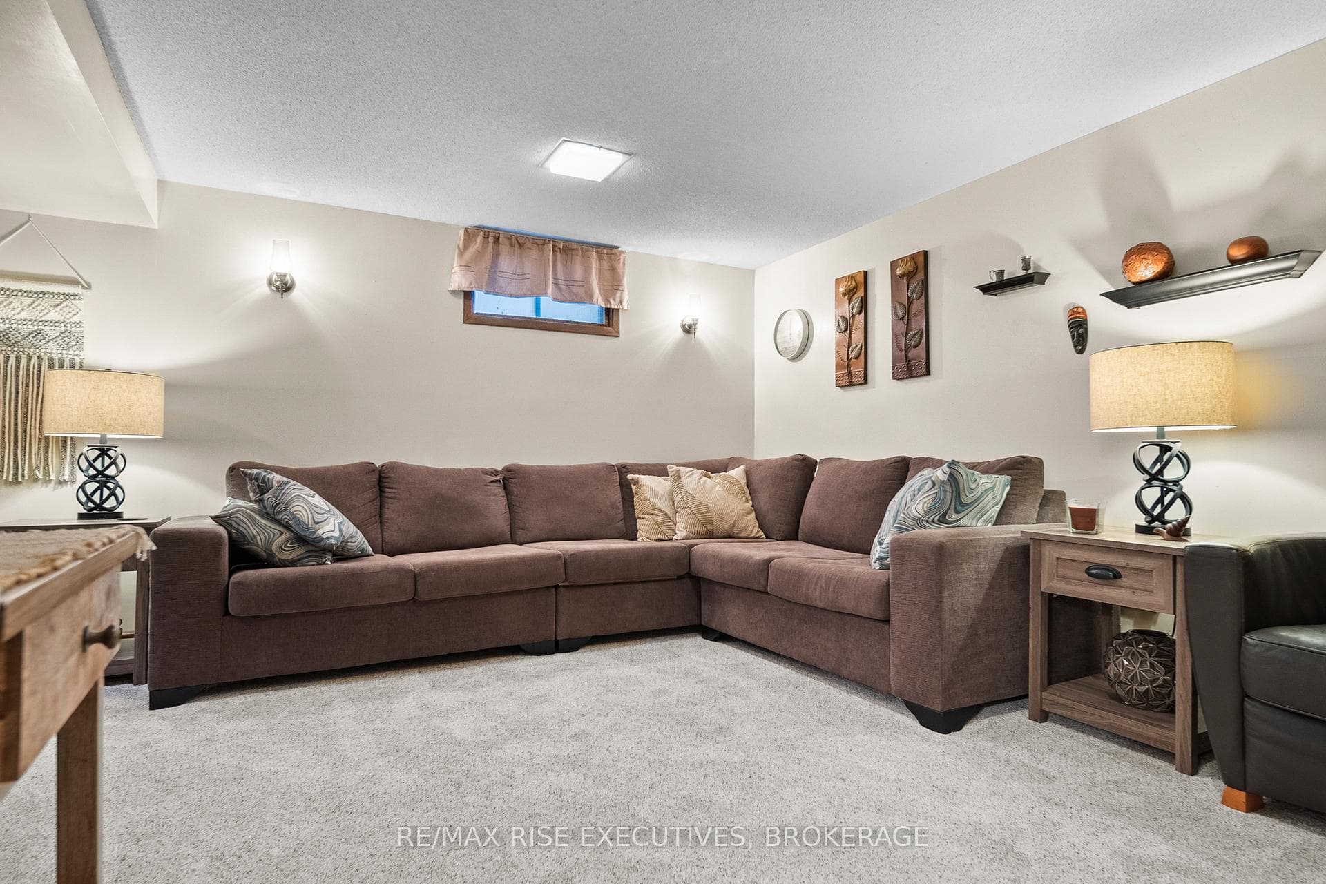 127 Nicholson Crescent photo 32