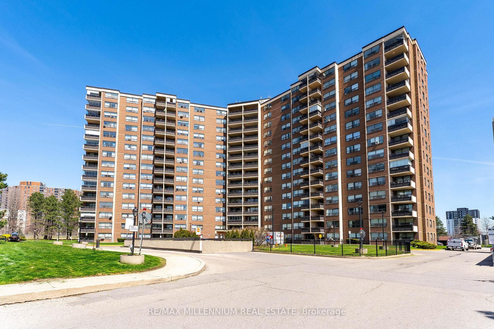 551 The West Mall N/A Unit 401 photo 2