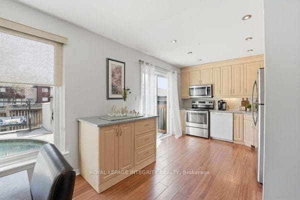 776 Vinette Crescent photo 7