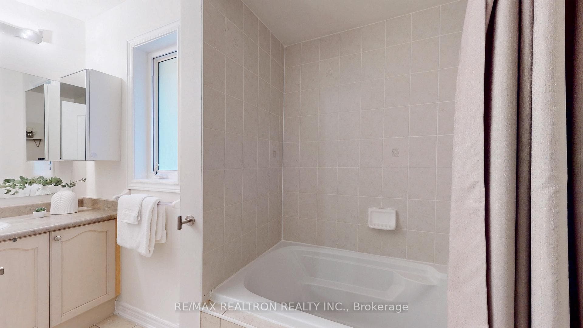 52 Gauguin Avenue photo 27