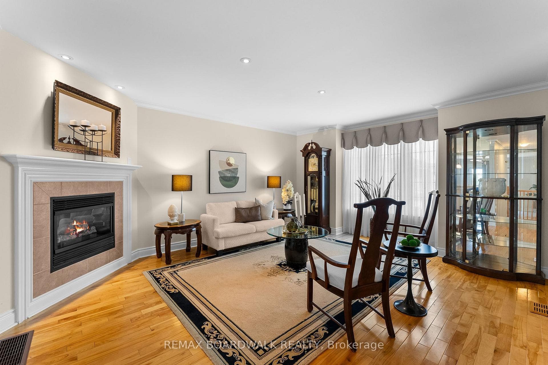 Szed to accommodate large furniture.