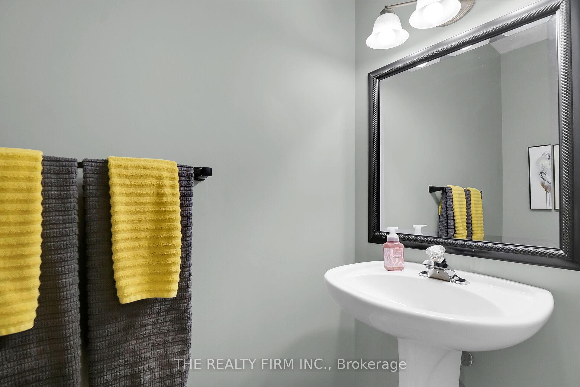 1162 Thornley Street photo 6