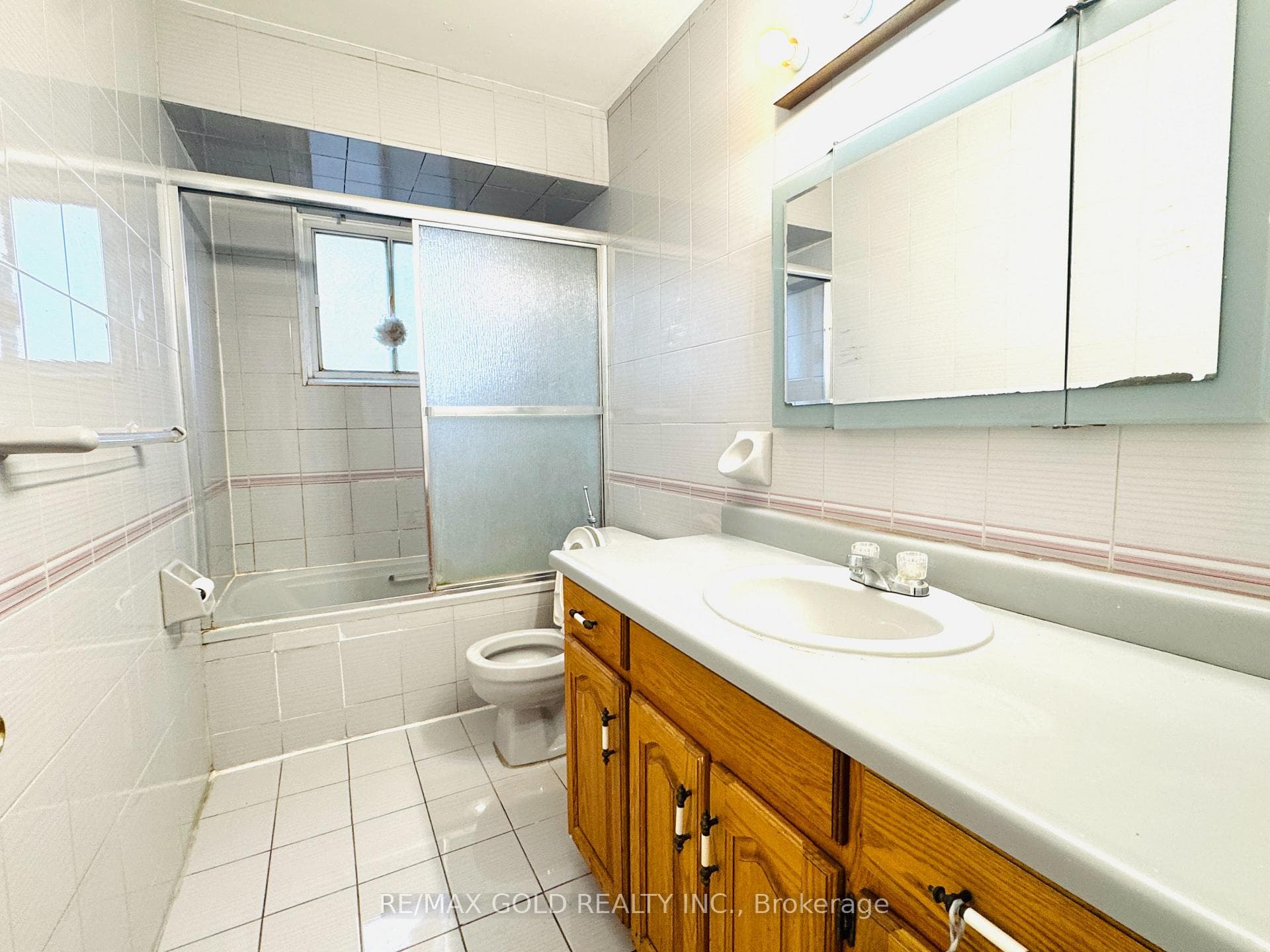 1194 Albion Road photo 24
