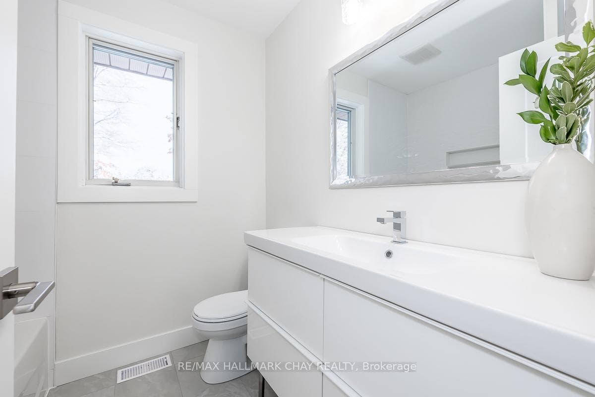 16 Garrett Crescent, Barrie, ON MAIN Bath