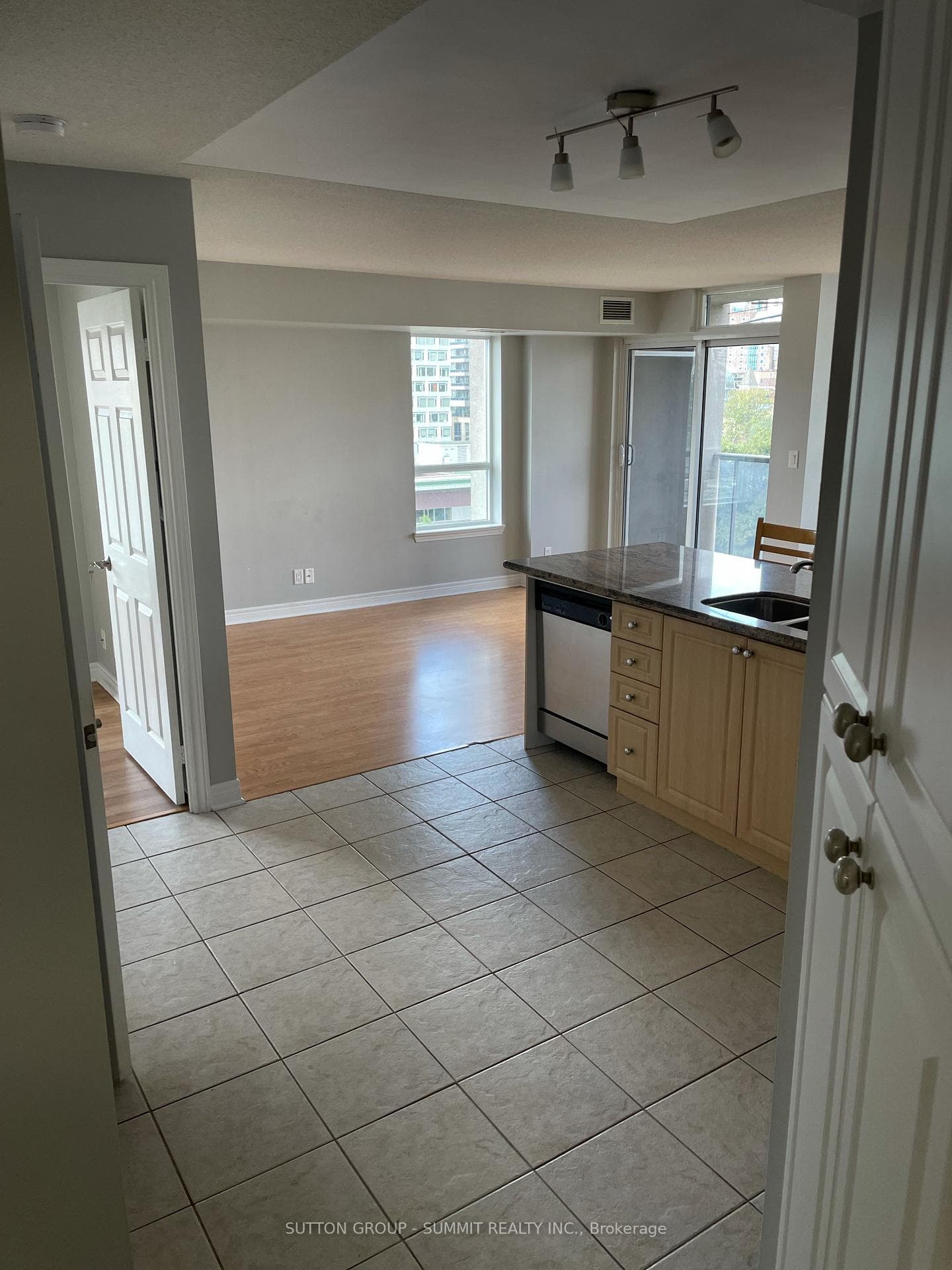 225 Wellesley Street Unit 805 photo 12