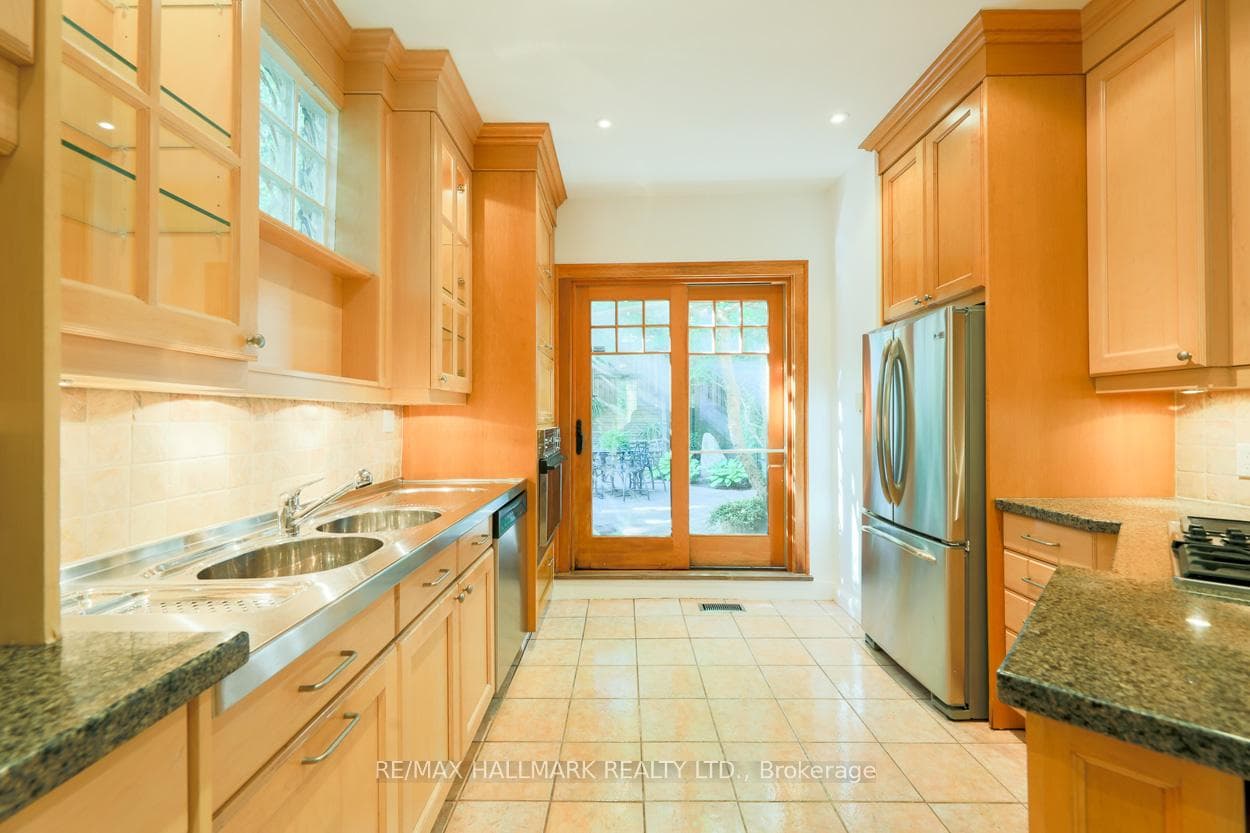 101 Pears Avenue photo 15