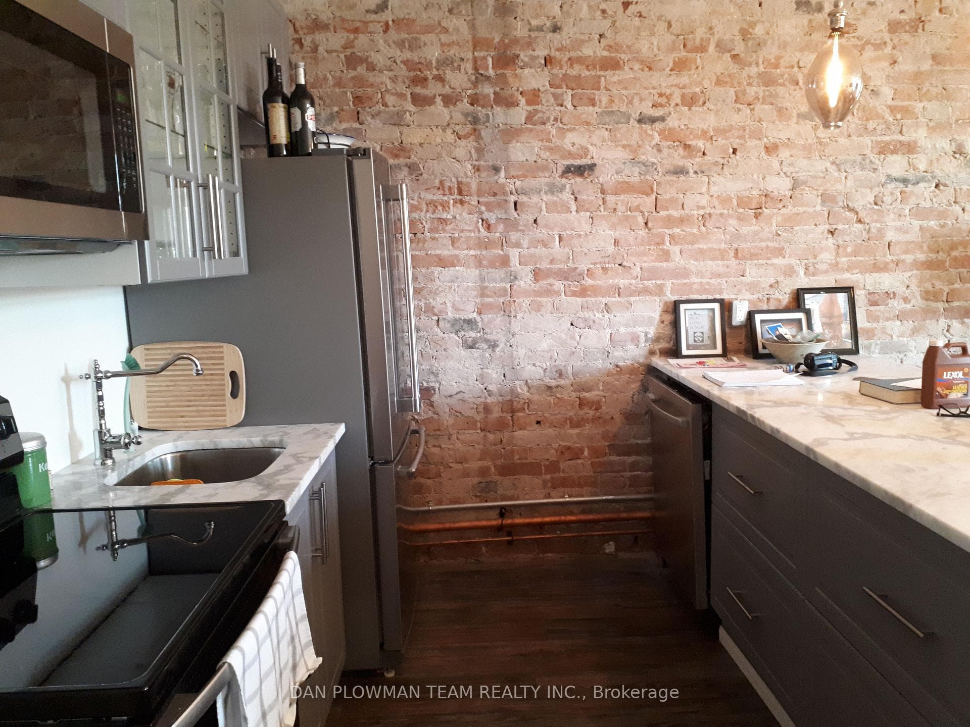 8-10 Simcoe Street photo 4