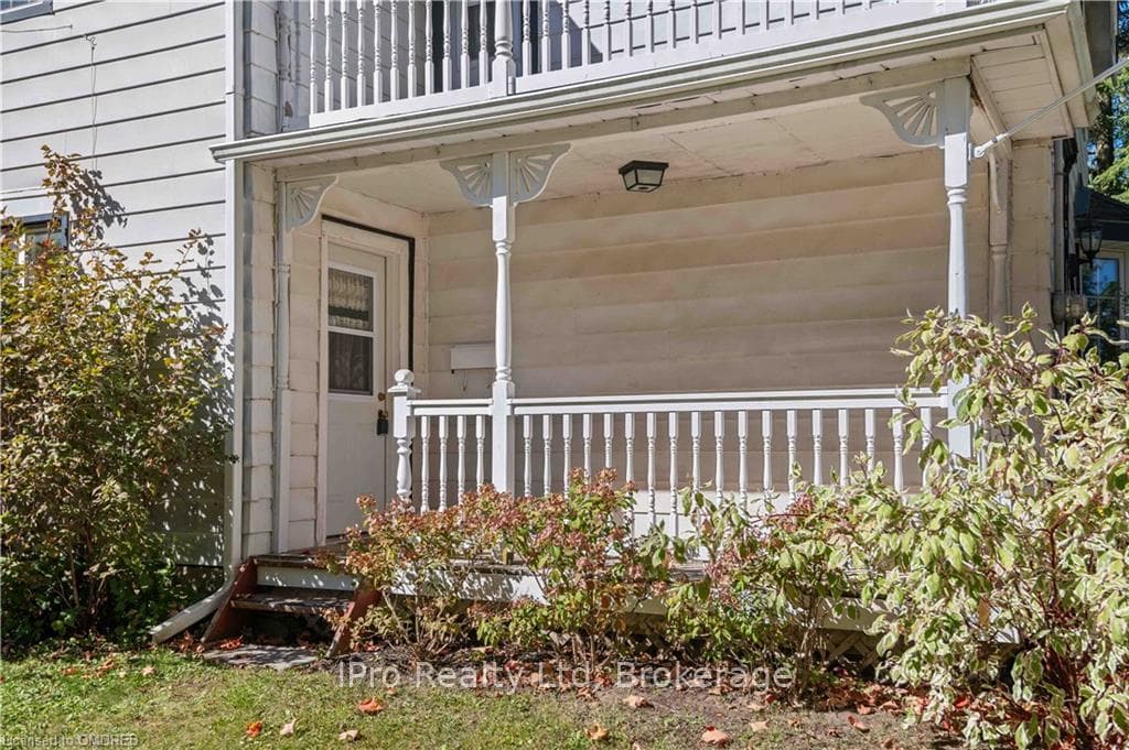 16 LEESON ST S Street photo 6