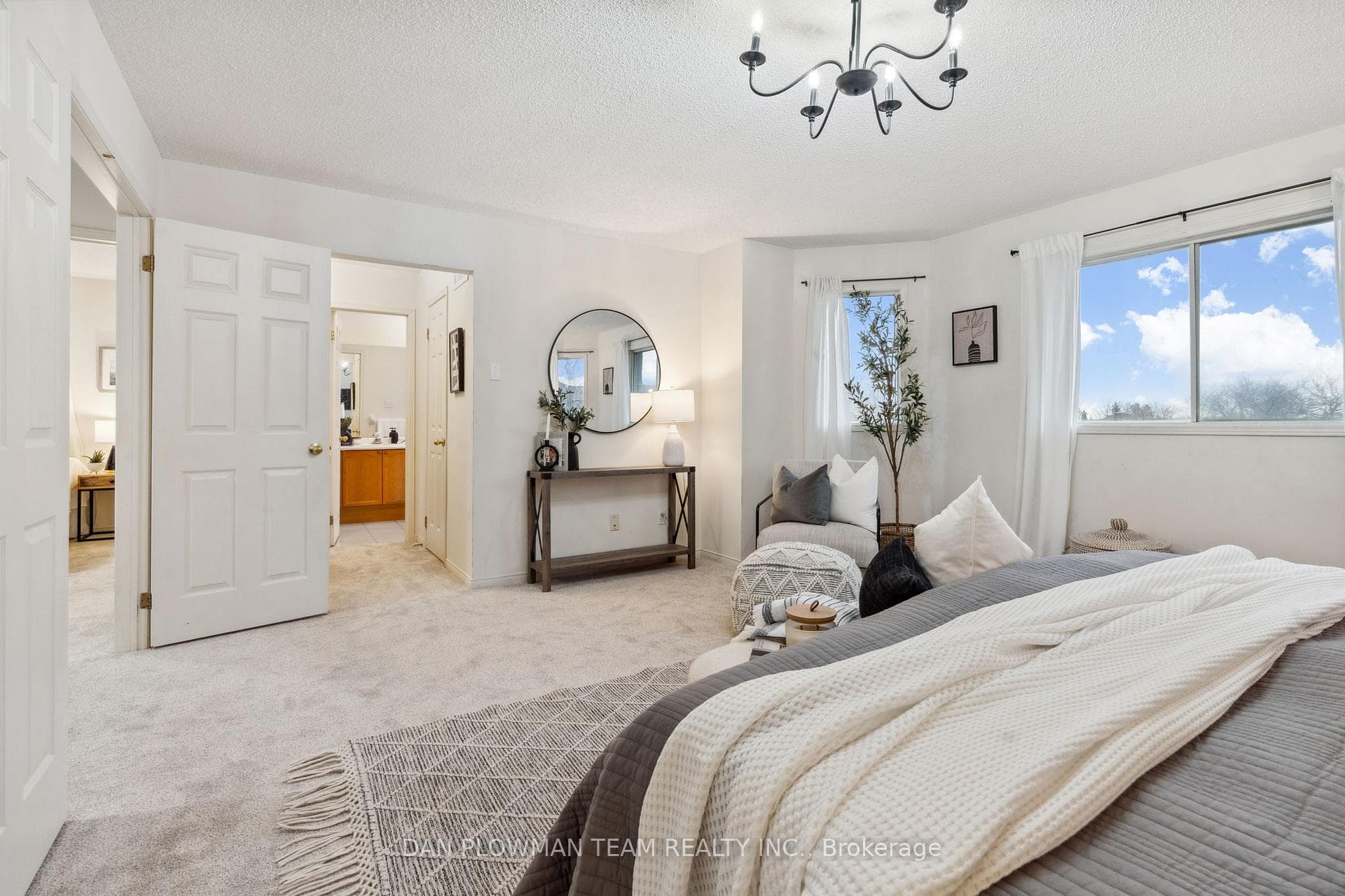 1402 Sandhurst Crescent photo 19