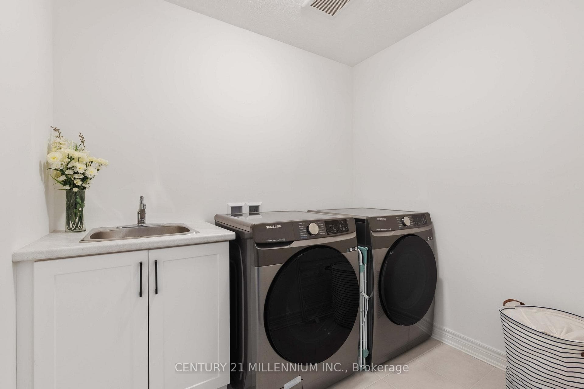 135 Plewes Drive photo 27
