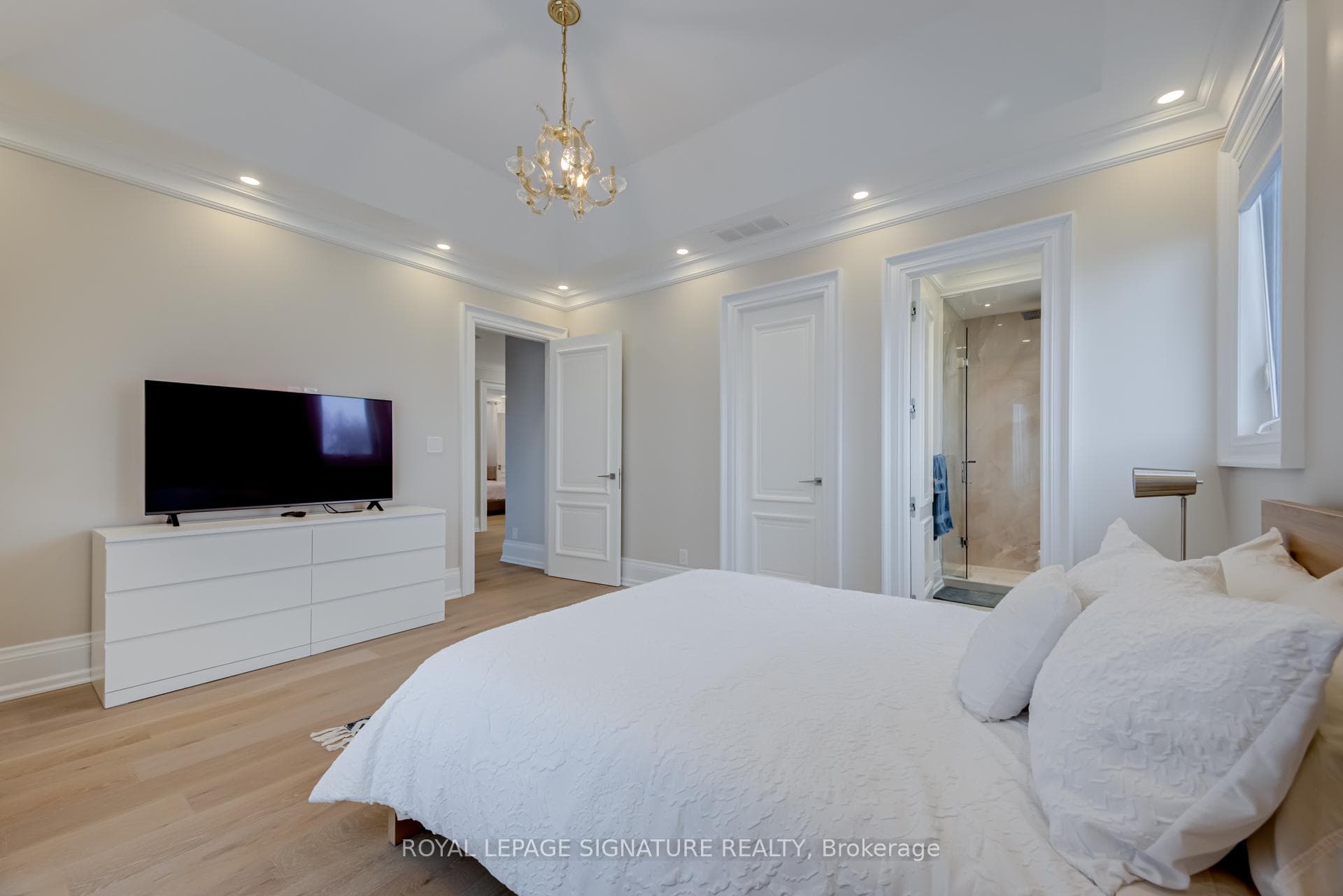 29 Halkin Crescent photo 27