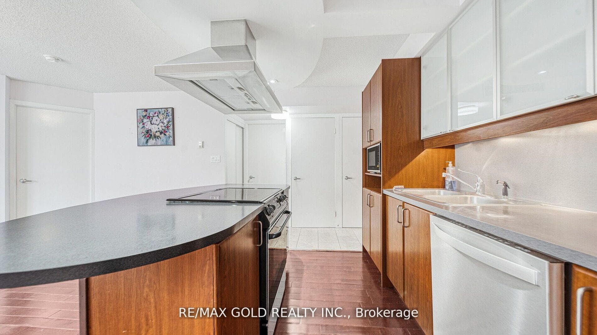 550 Queens Quay Unit 509 photo 25