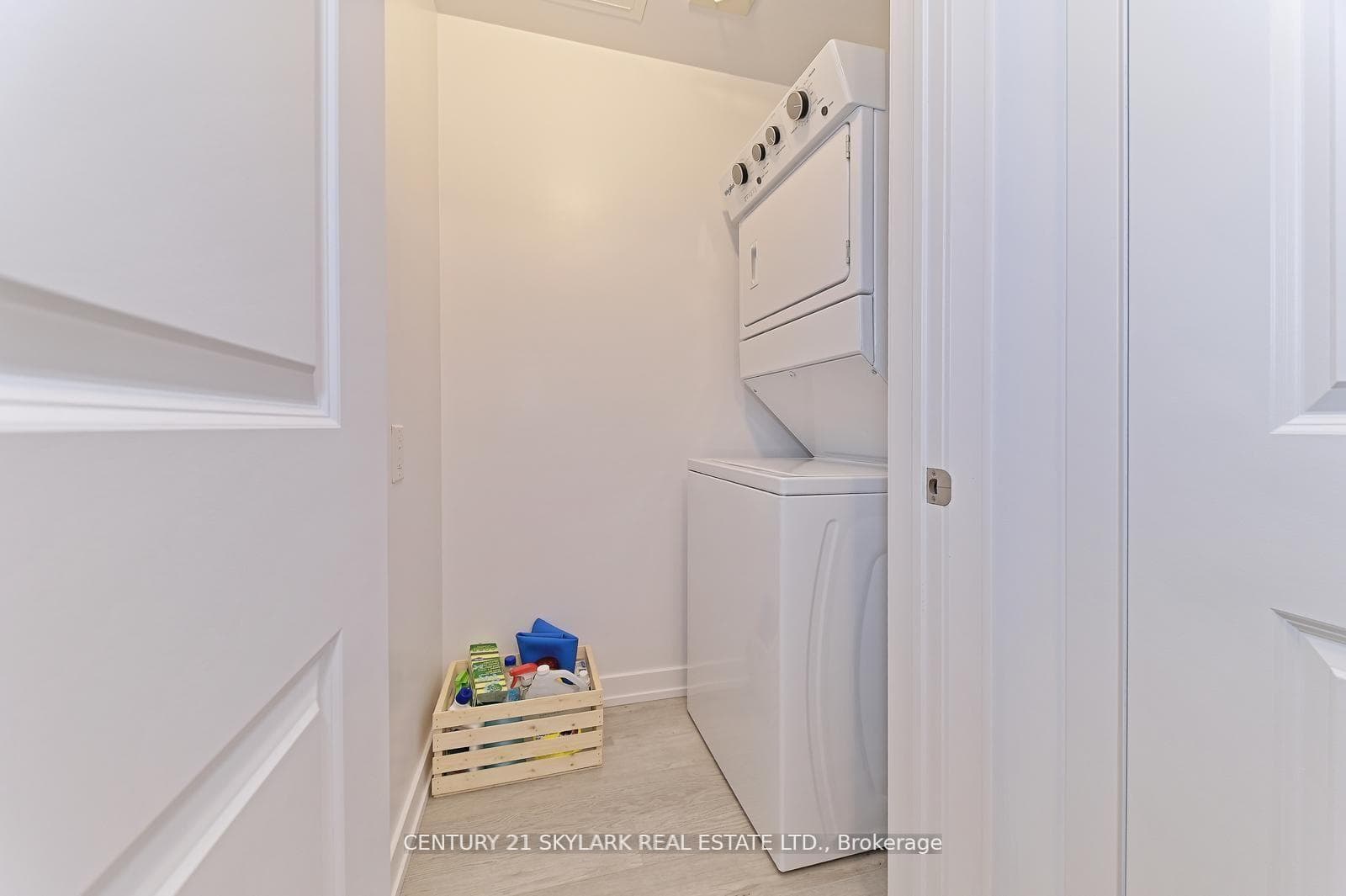 460 Dundas Street Unit 401 photo 32