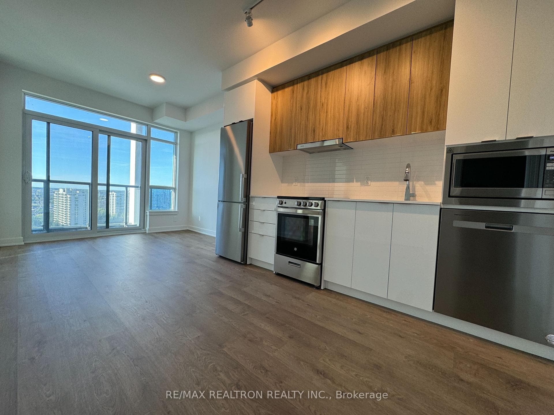 50 Upper Mall Way Unit B1606 photo 3