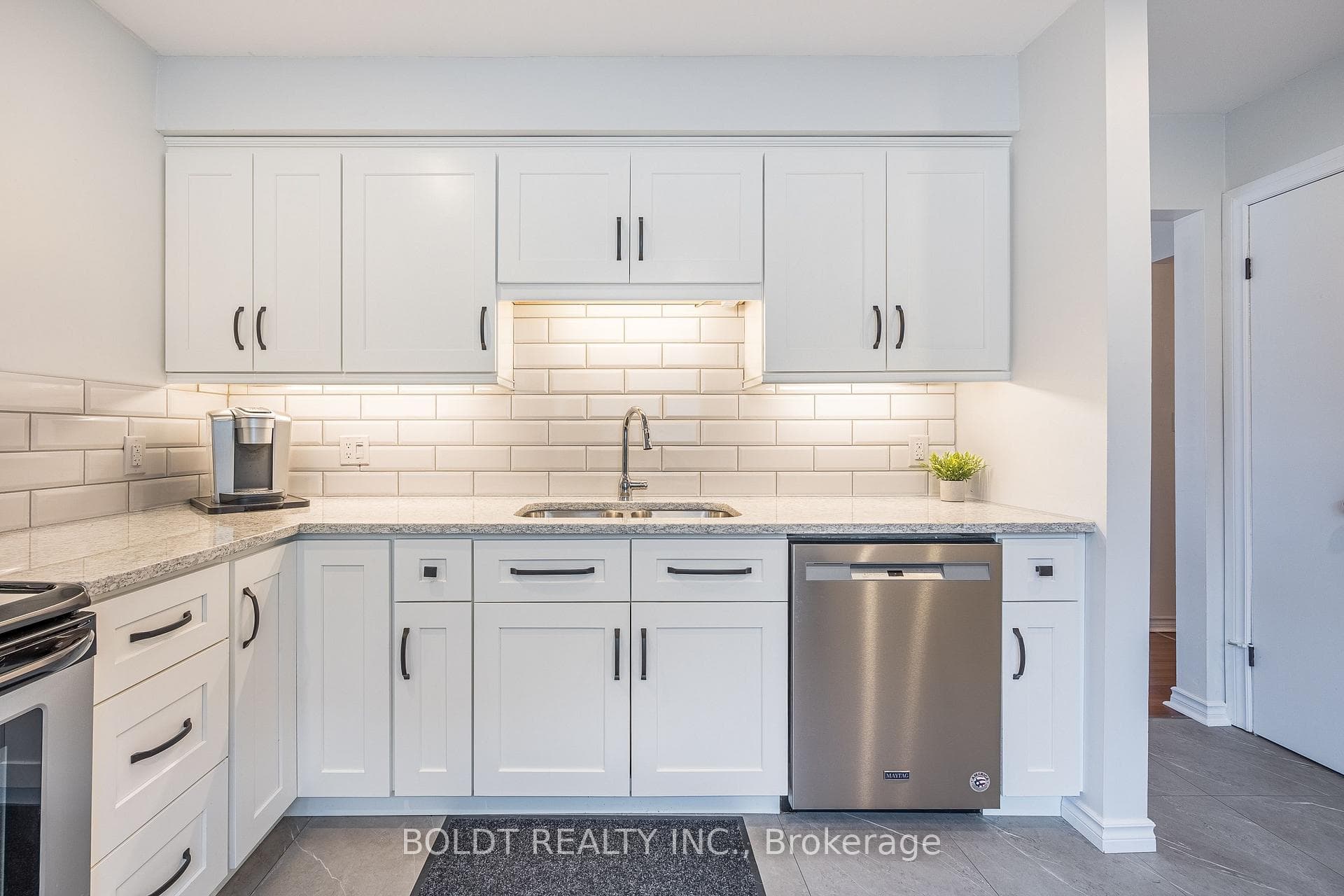 48 Grove Avenue photo 14