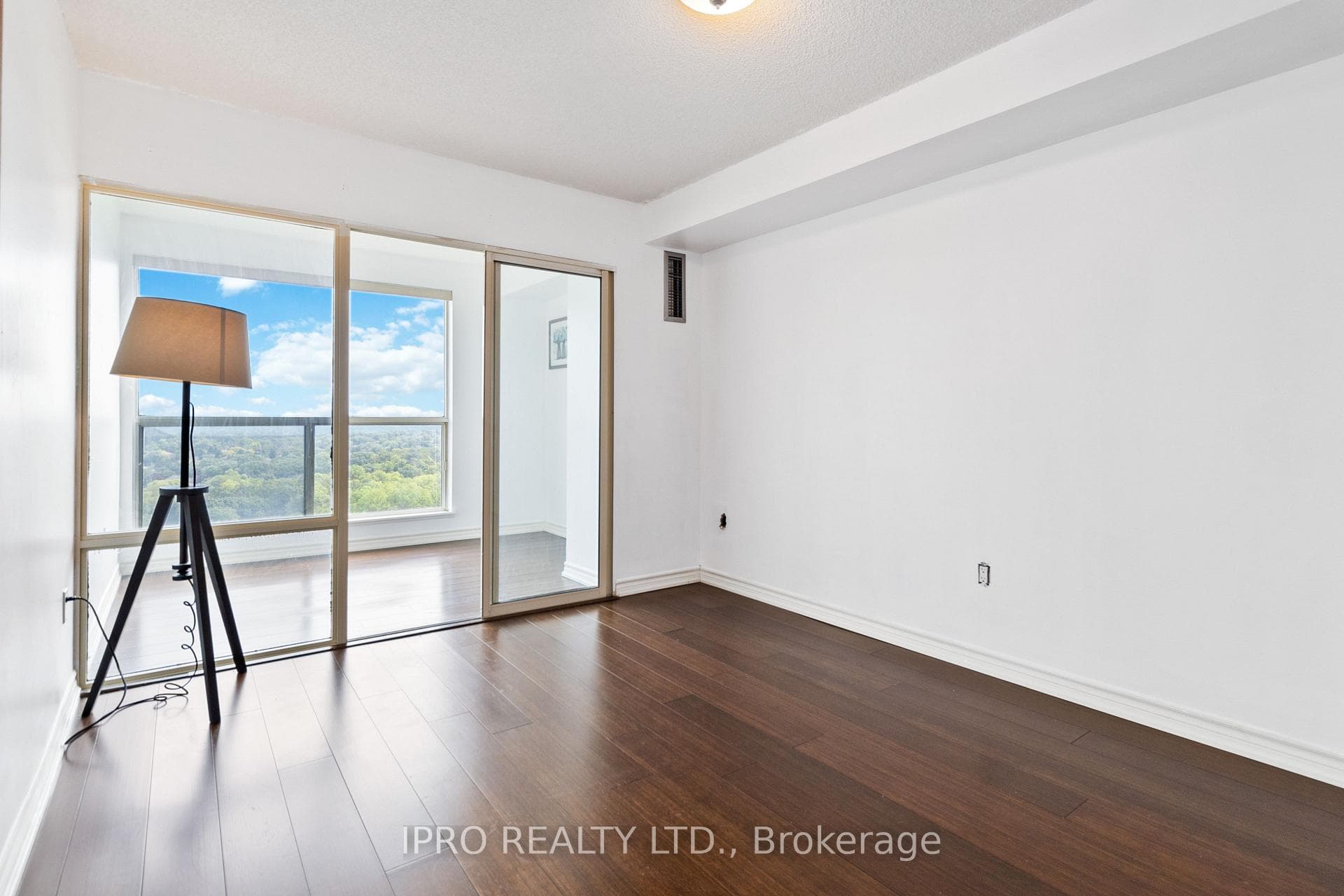 2155 Burnhamthorpe Road Unit 1612 photo 18