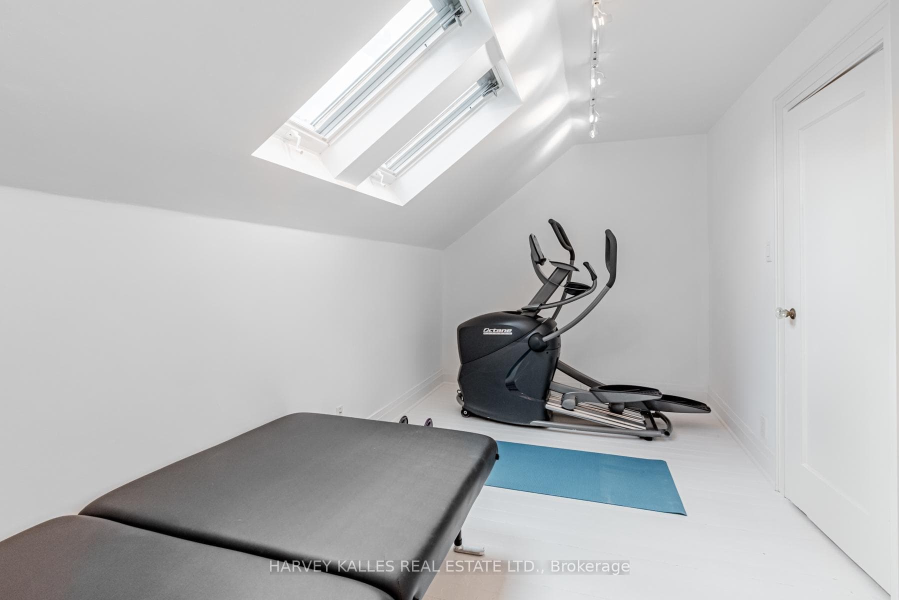 170 Strathallan Boulevard photo 11