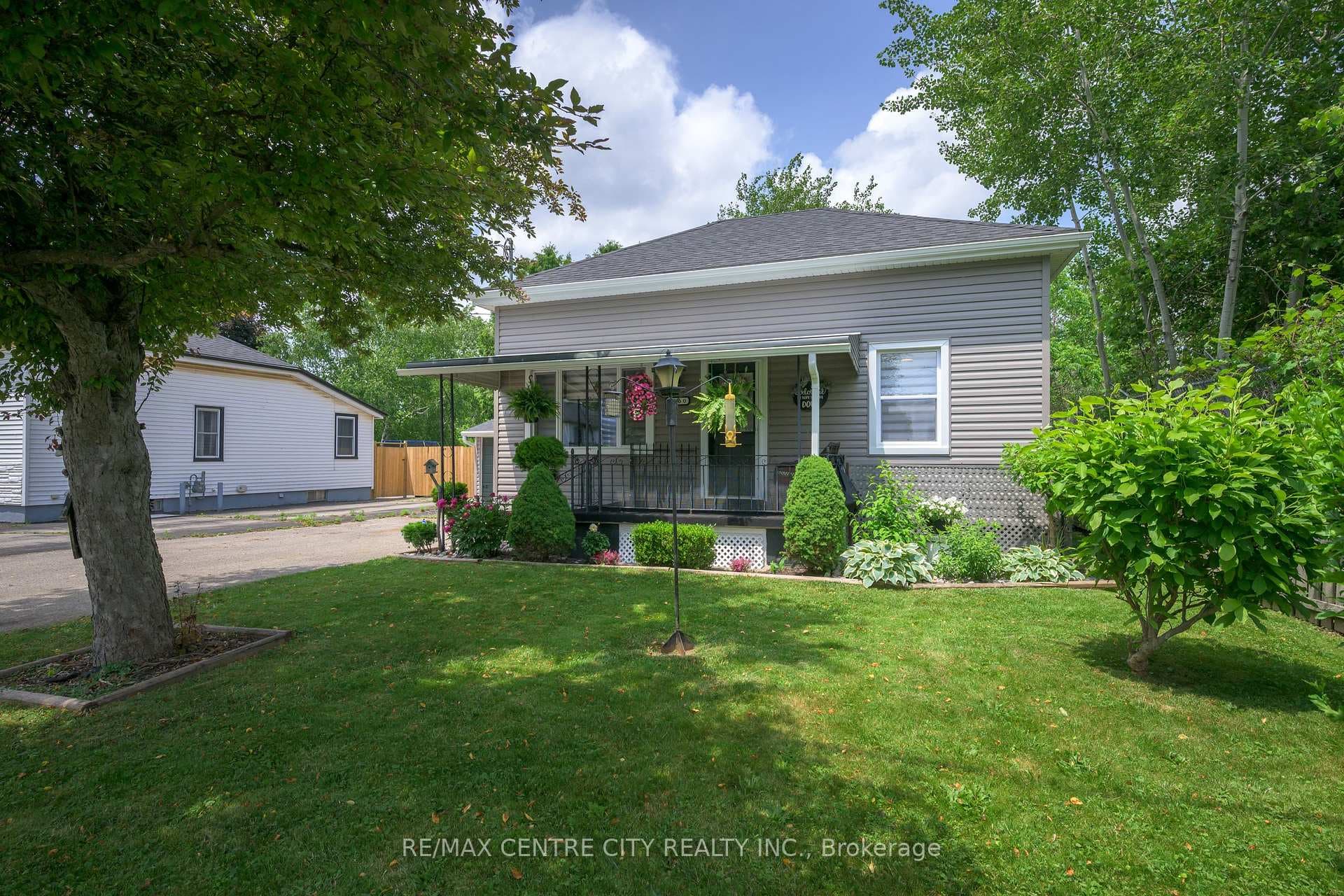 1650 Evangeline Street photo 4