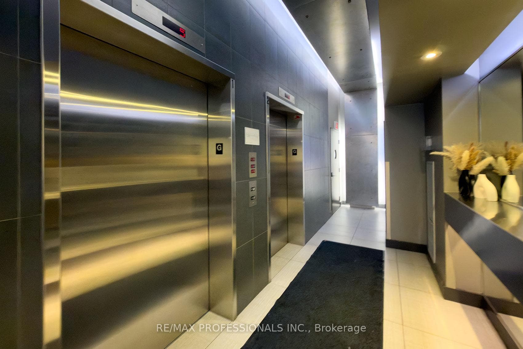 1040 The Queensway N/A Unit 704 photo 7