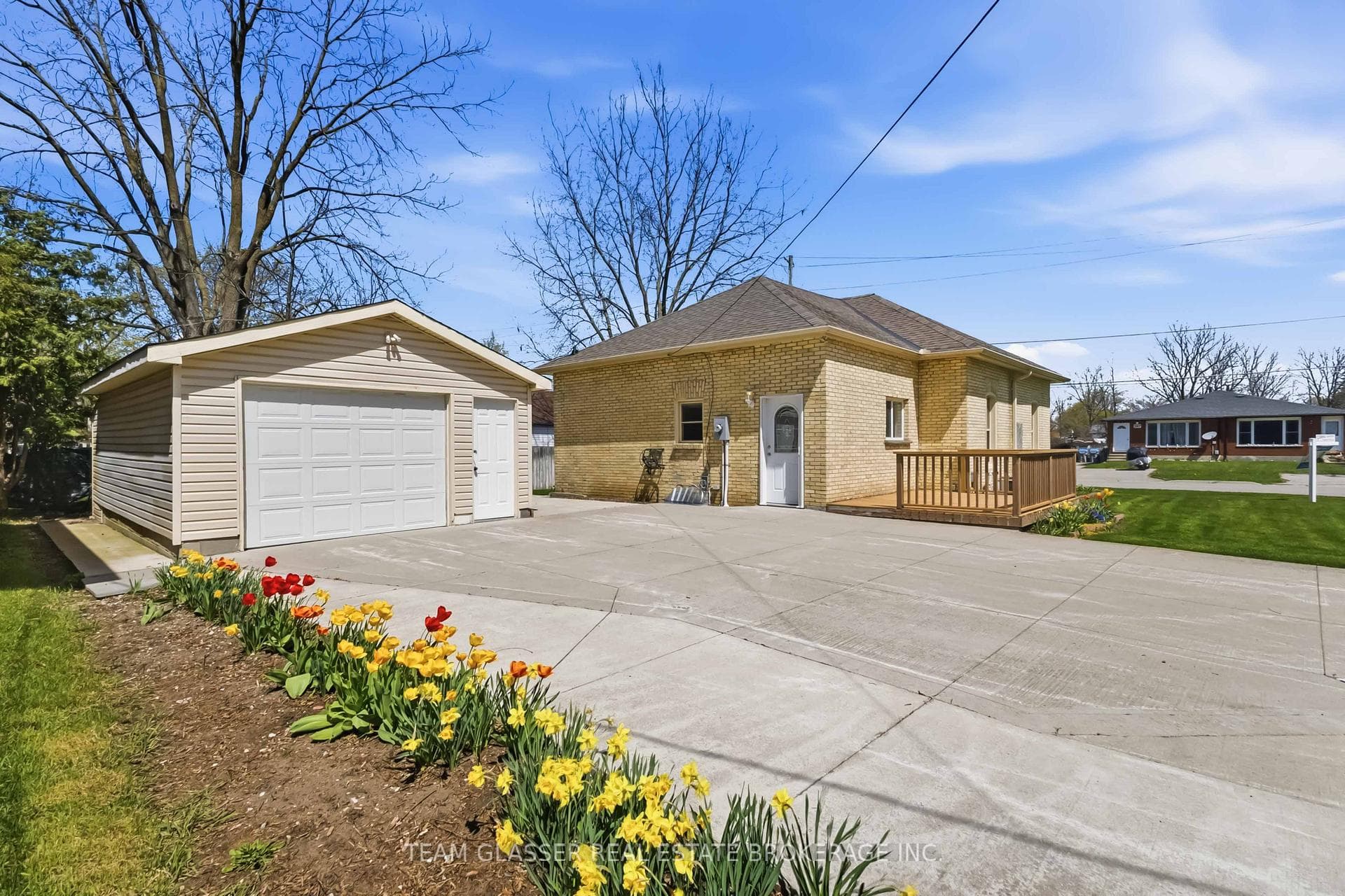 208 ELLOR Street photo 3