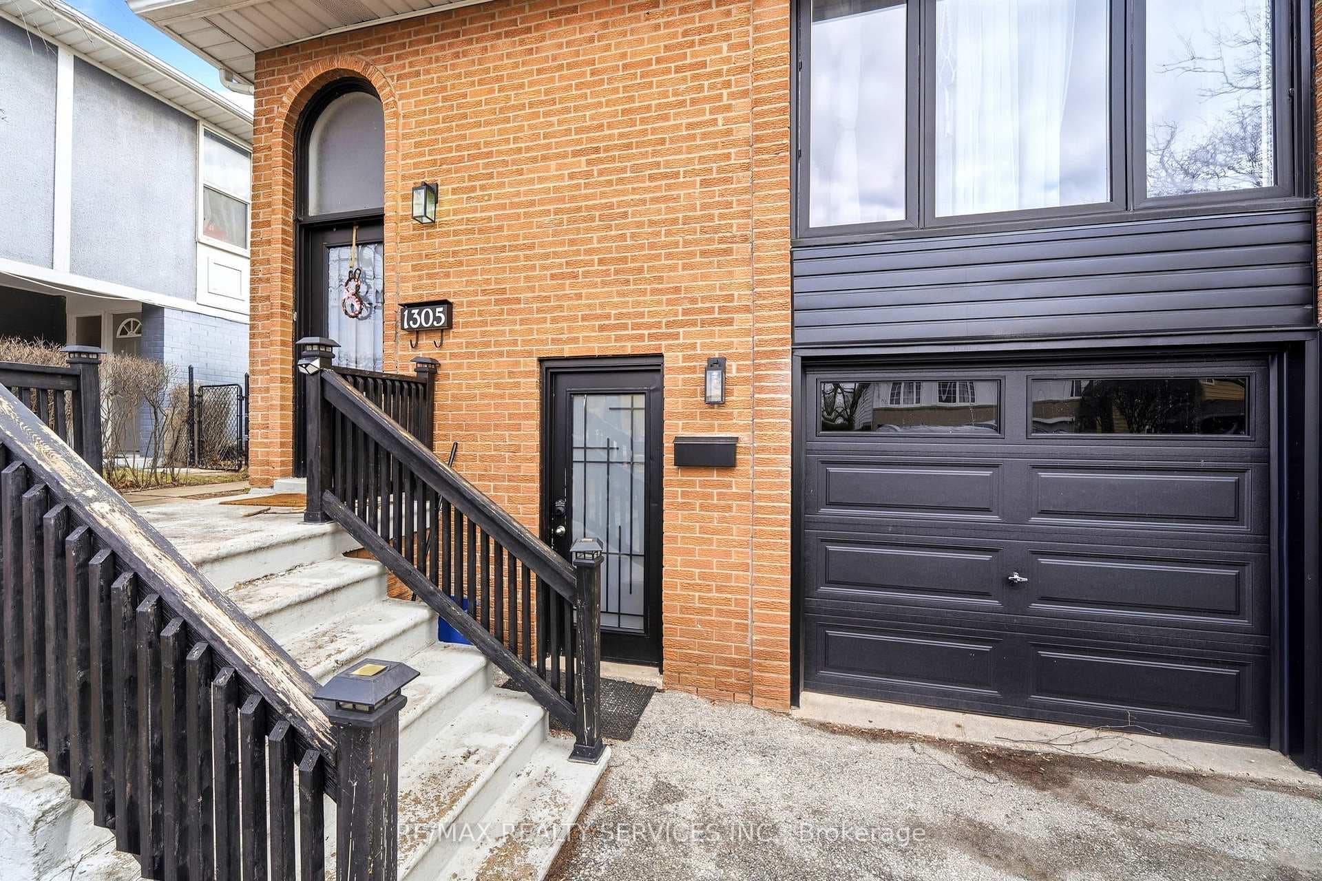 1305 Consort Crescent Unit BSMT photo 2