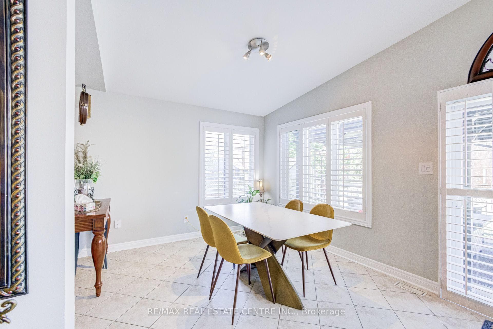 5588 Doctor Peddle Crescent photo 17