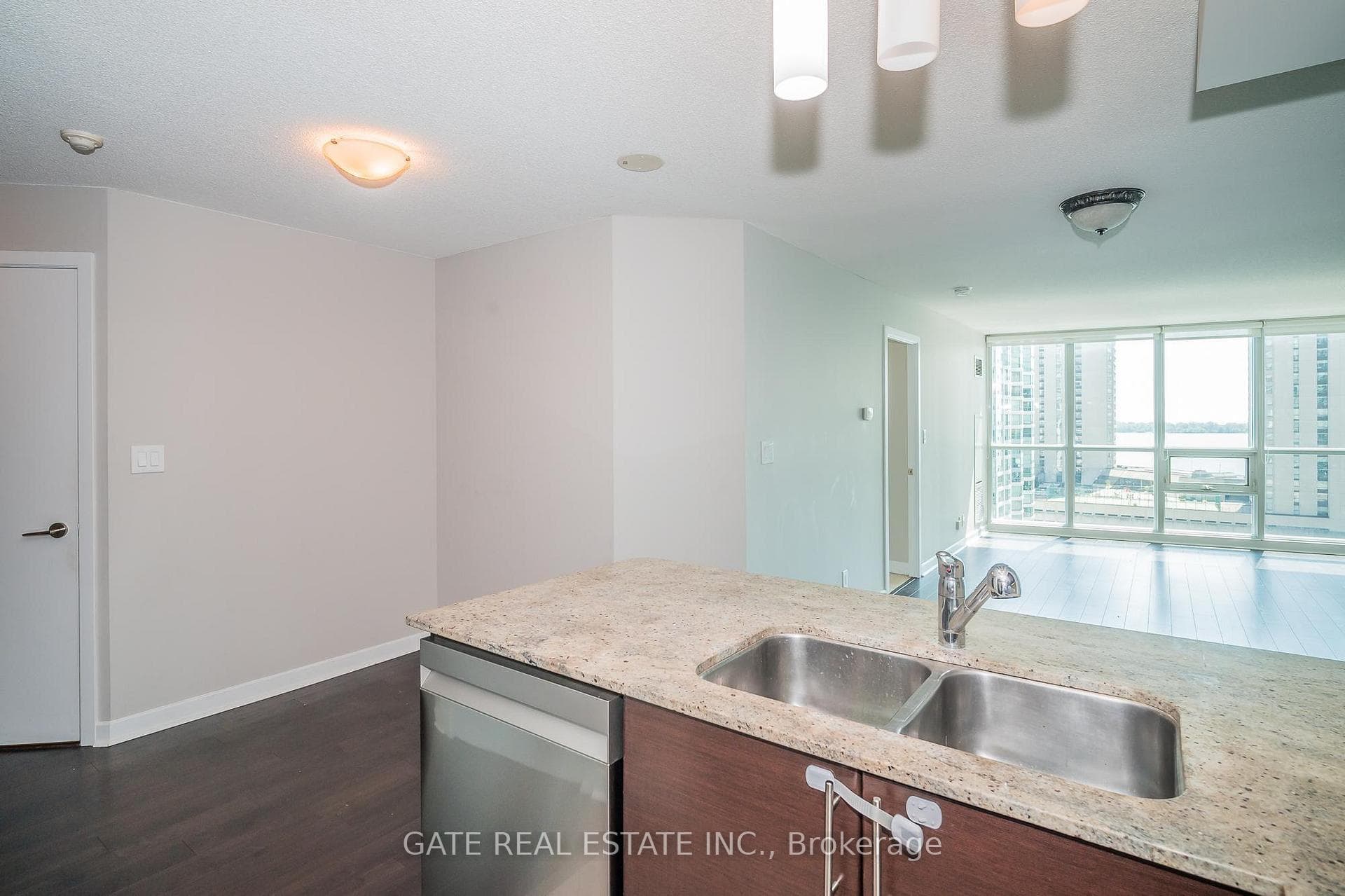 18 Harbour Street Unit 1410 photo 9