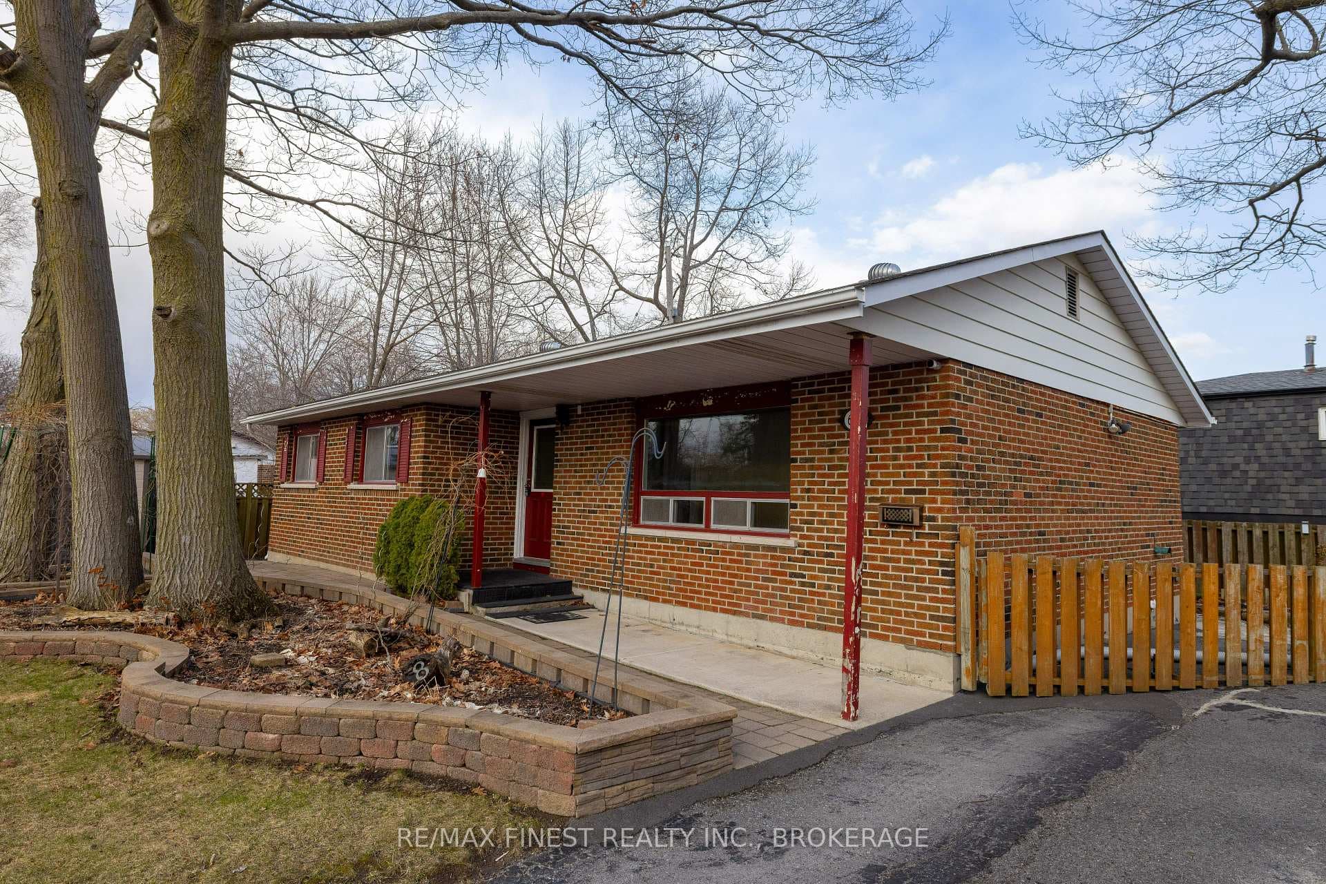 628 Stanford Street photo 3