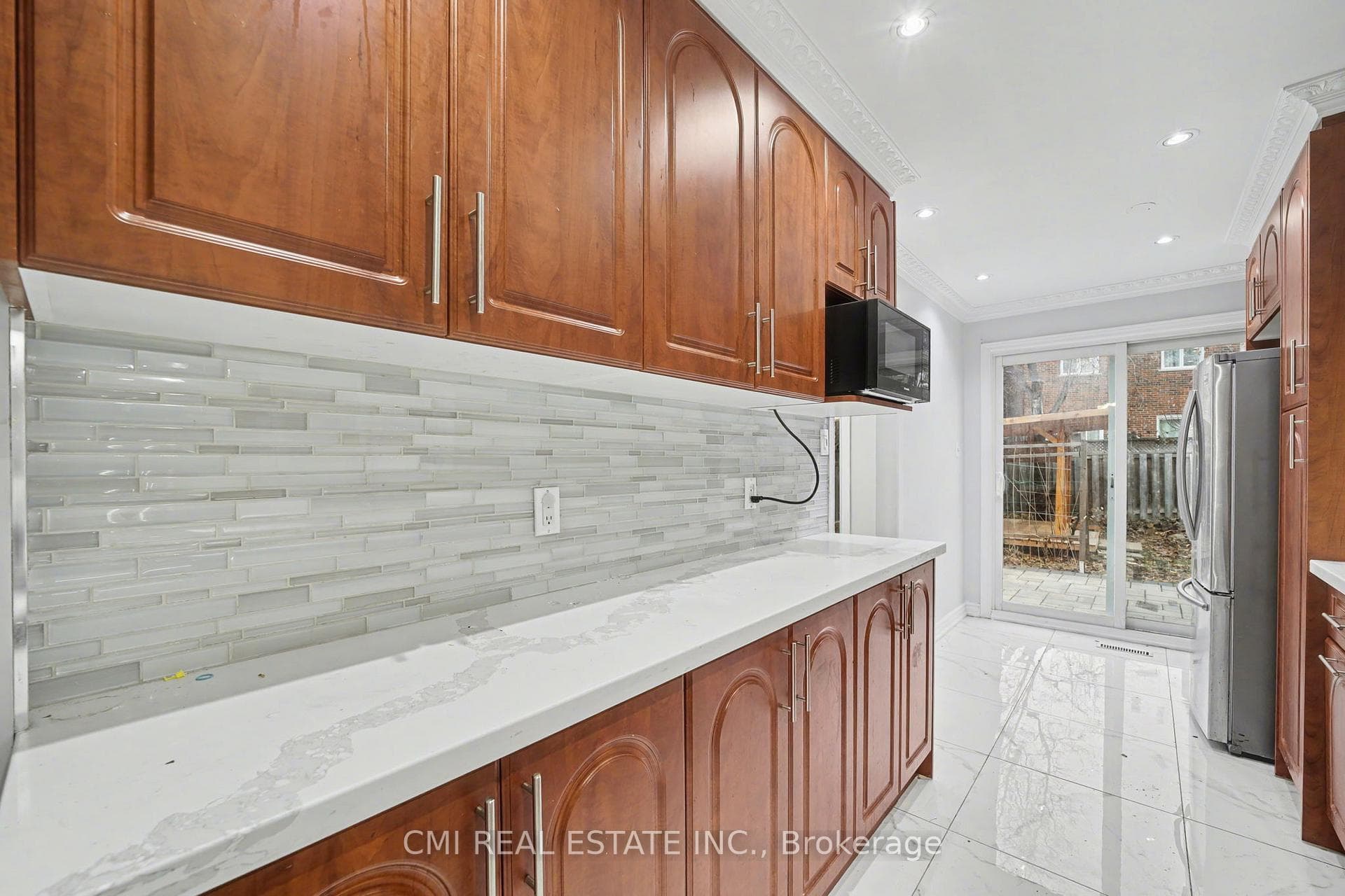 993 Lucerne Crescent photo 12