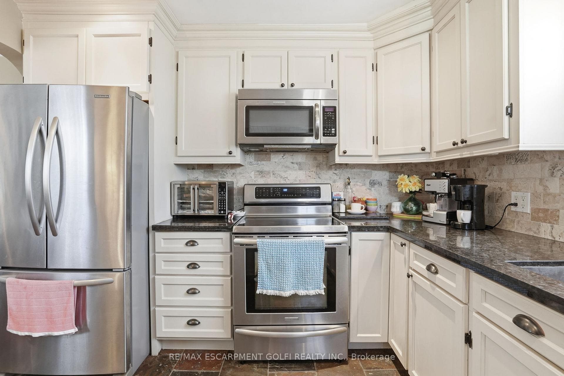 848 UPPER WELLINGTON Street photo 15