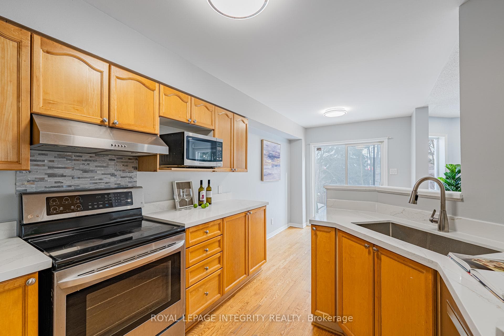 111 HEMLO Crescent photo 16