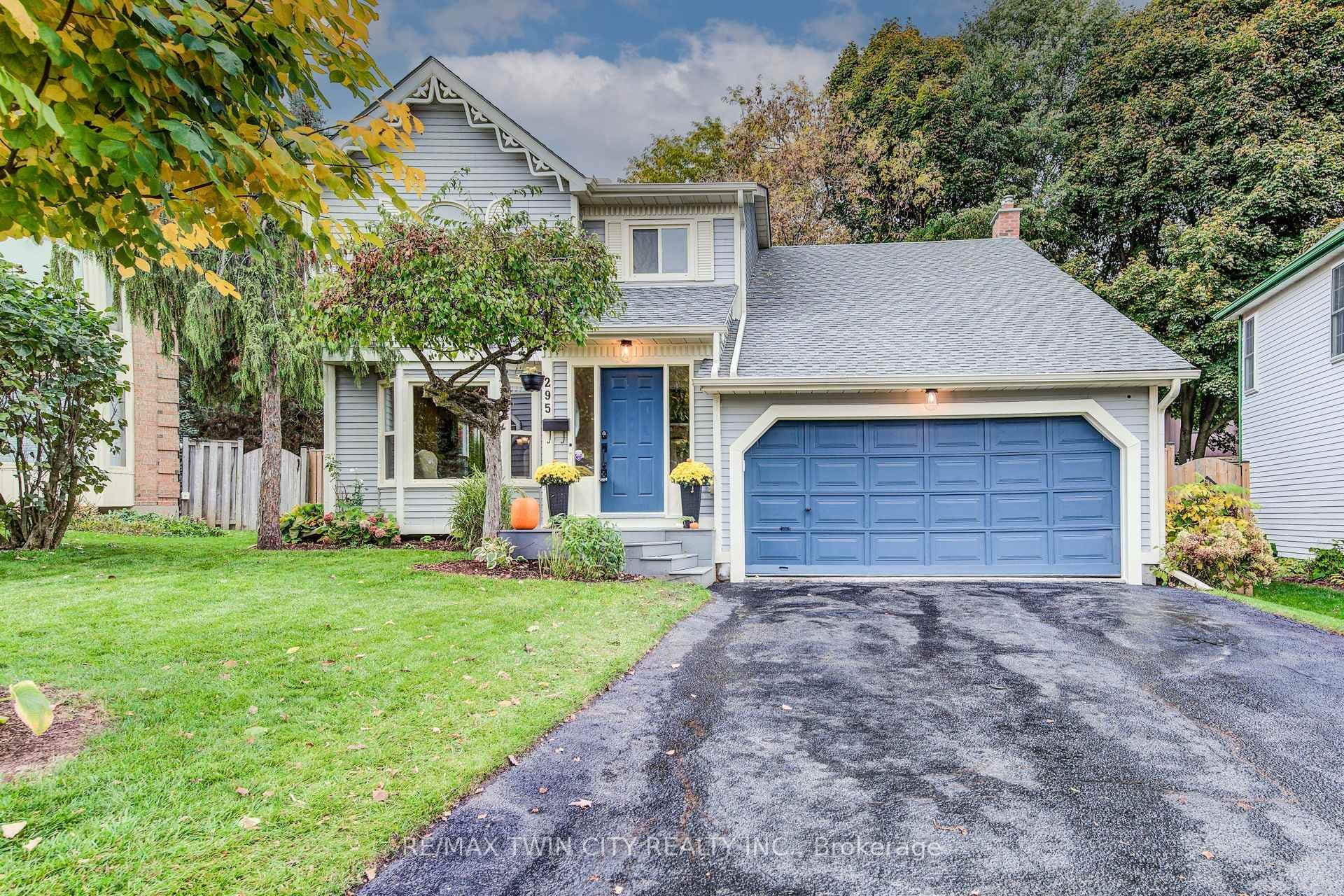 295 Wiltshire Place photo 2