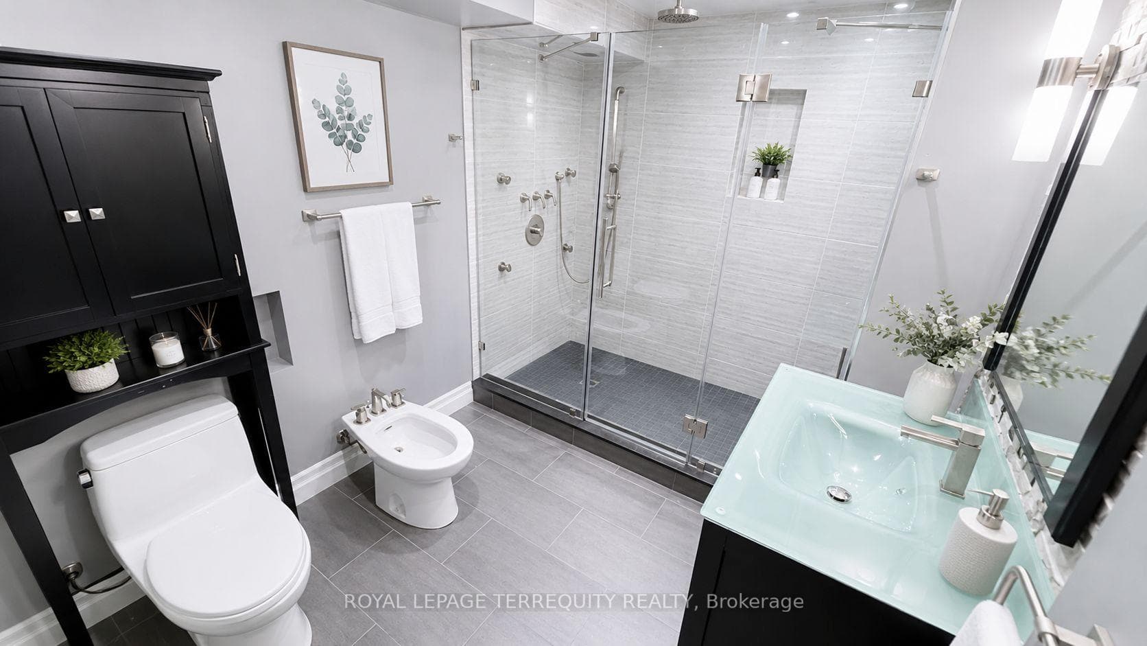 2089 Blackforest Crescent photo 16