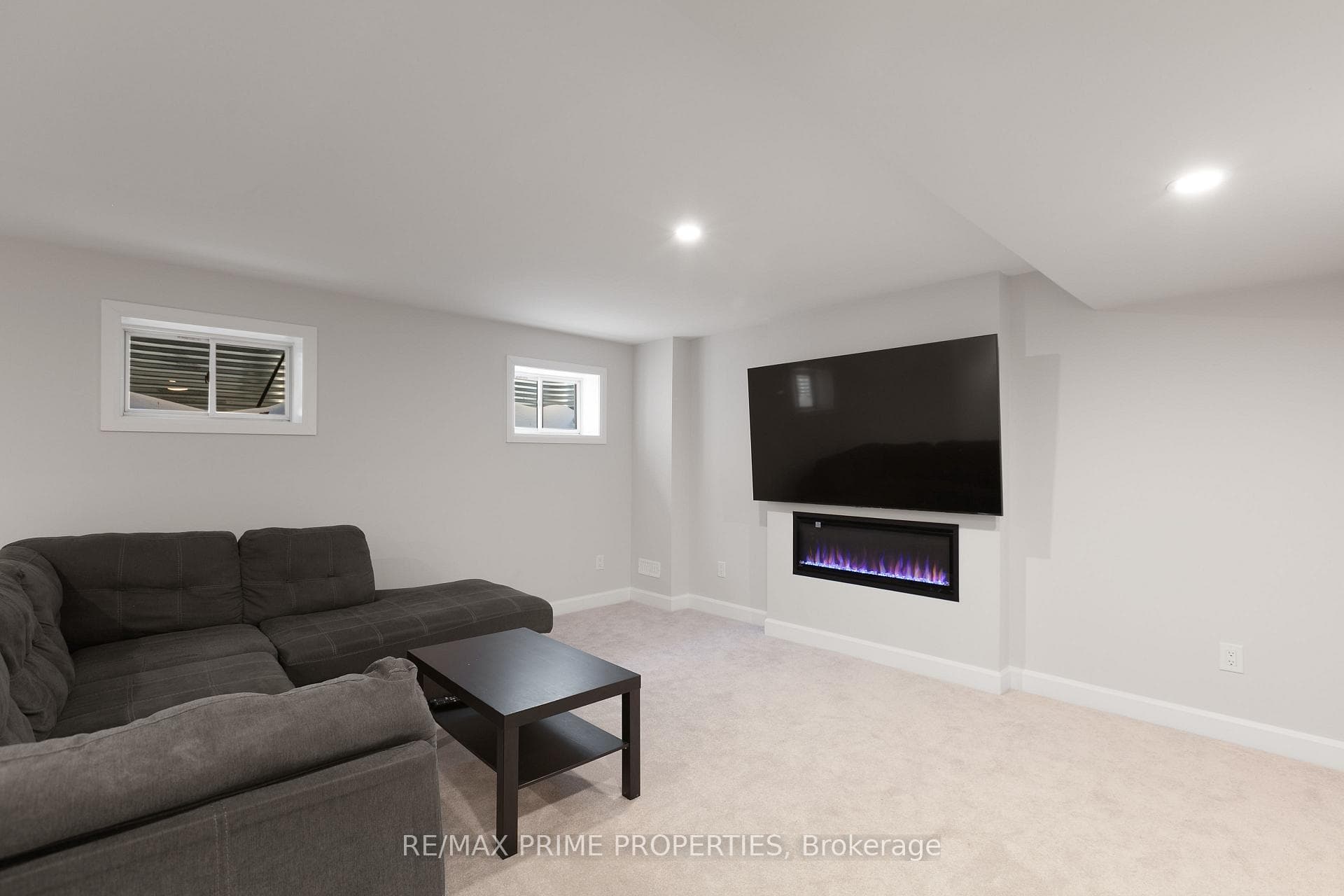 820 MERCIER Crescent photo 36