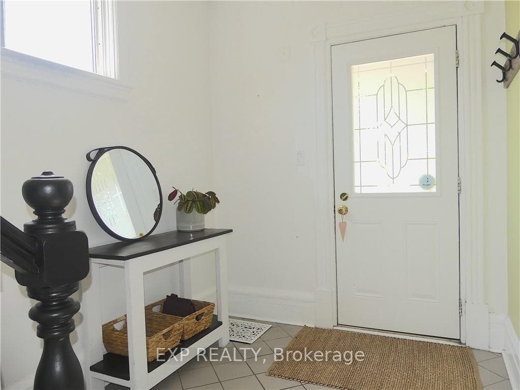 131 HARRY Street photo 2