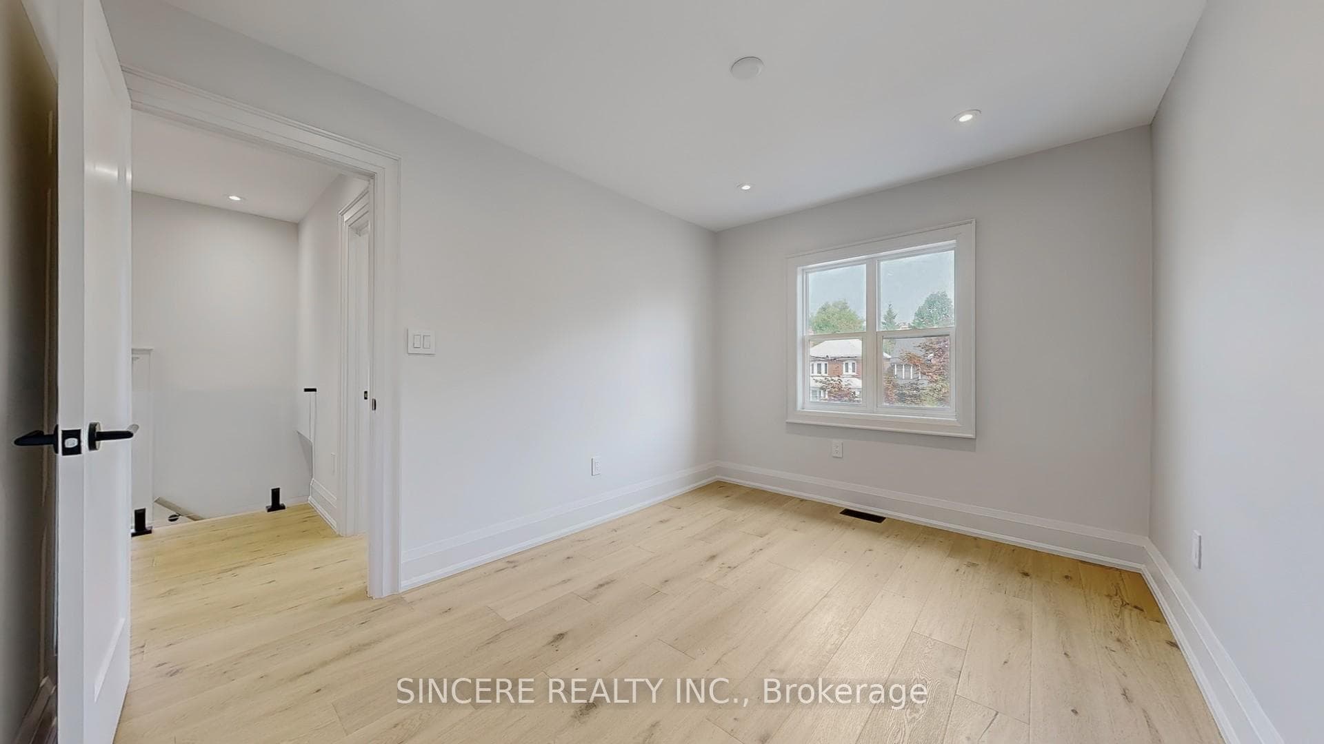 123 Lawrence Avenue photo 27