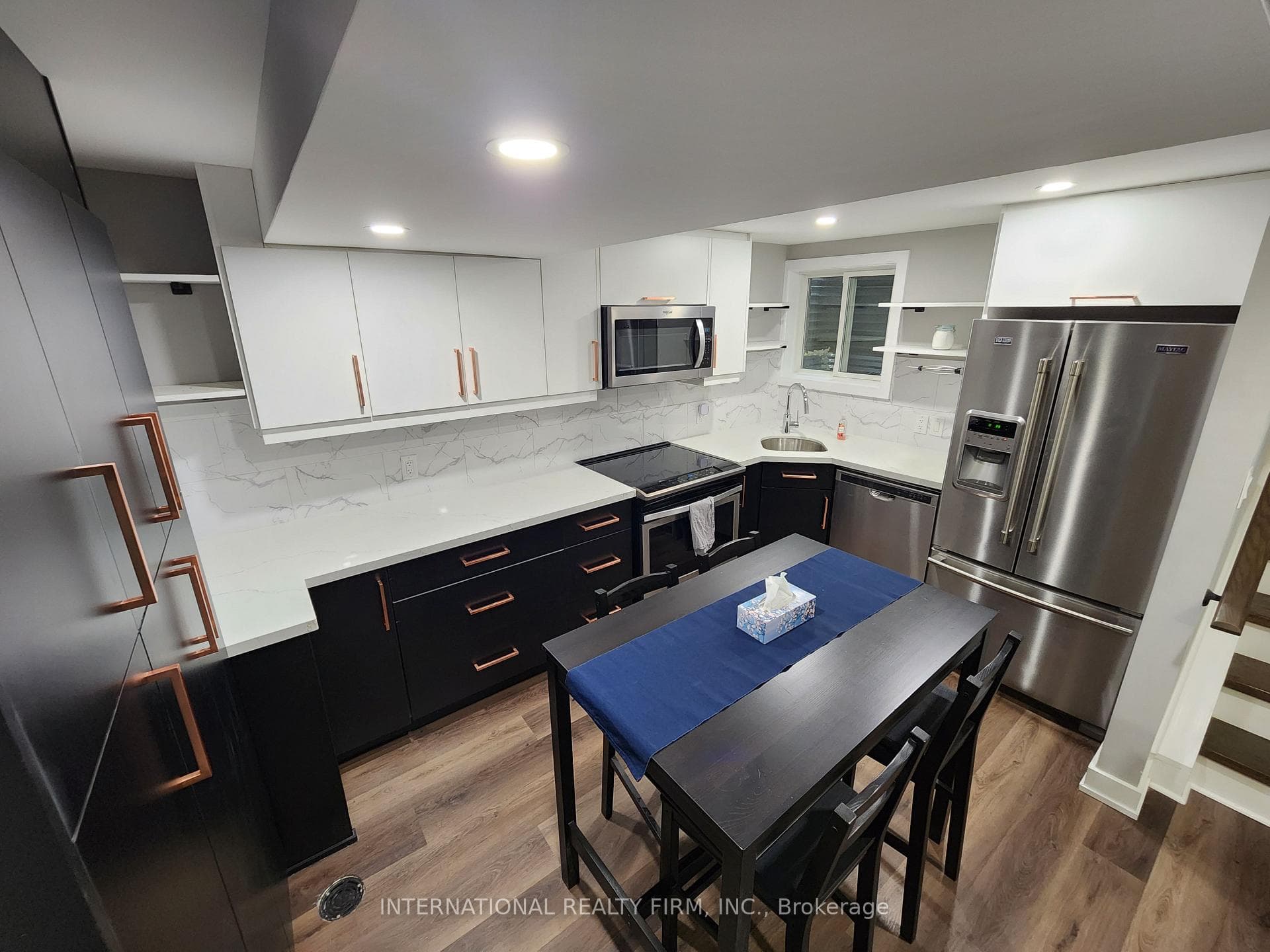 435 Hansen Road Unit Lower photo 2