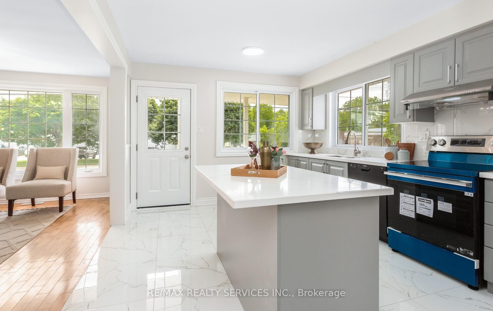 176 Samuelson Street photo 4
