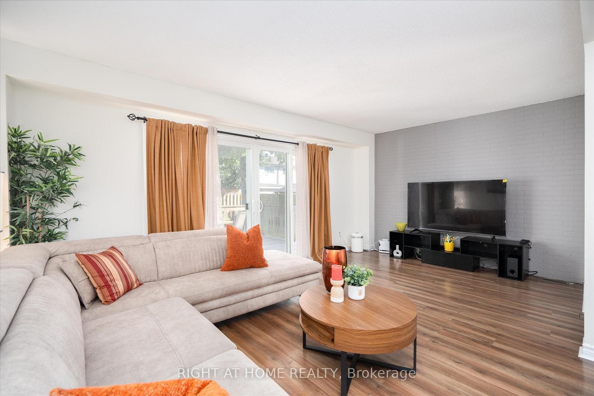 1306 Fenelon Crescent photo 9