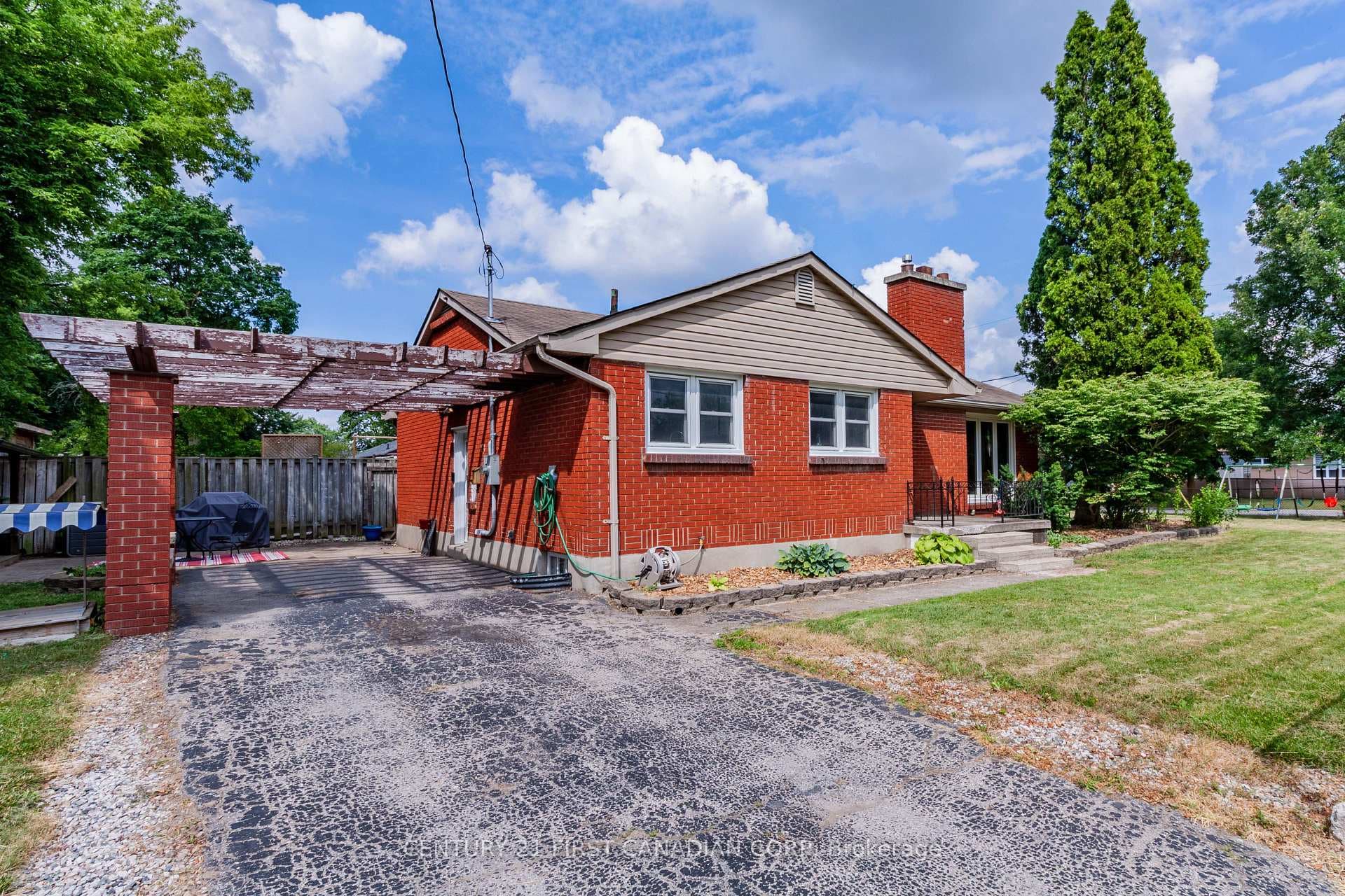 1721 Moffatt Avenue photo 1