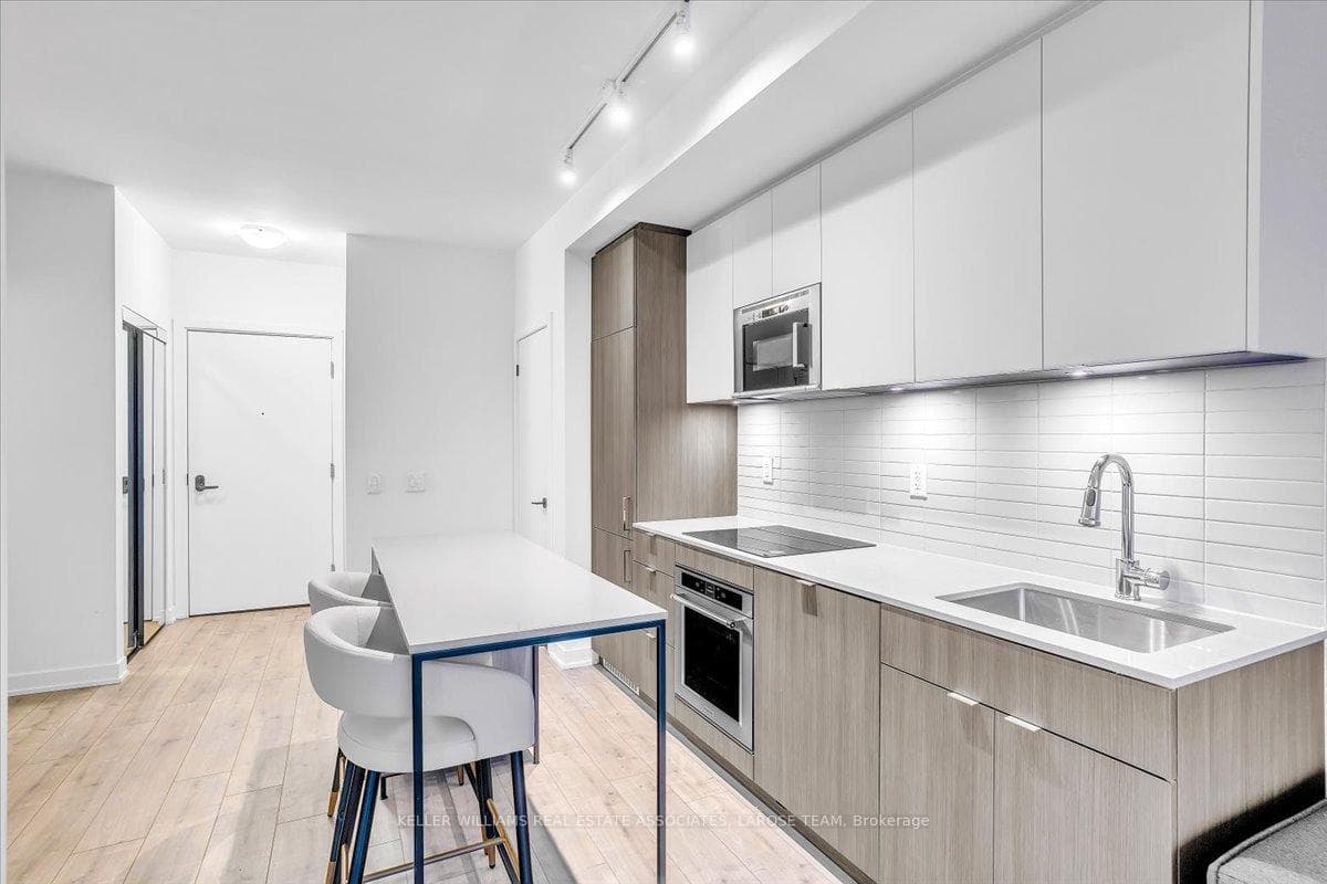 215 Lakeshore Road Unit 205 photo 16