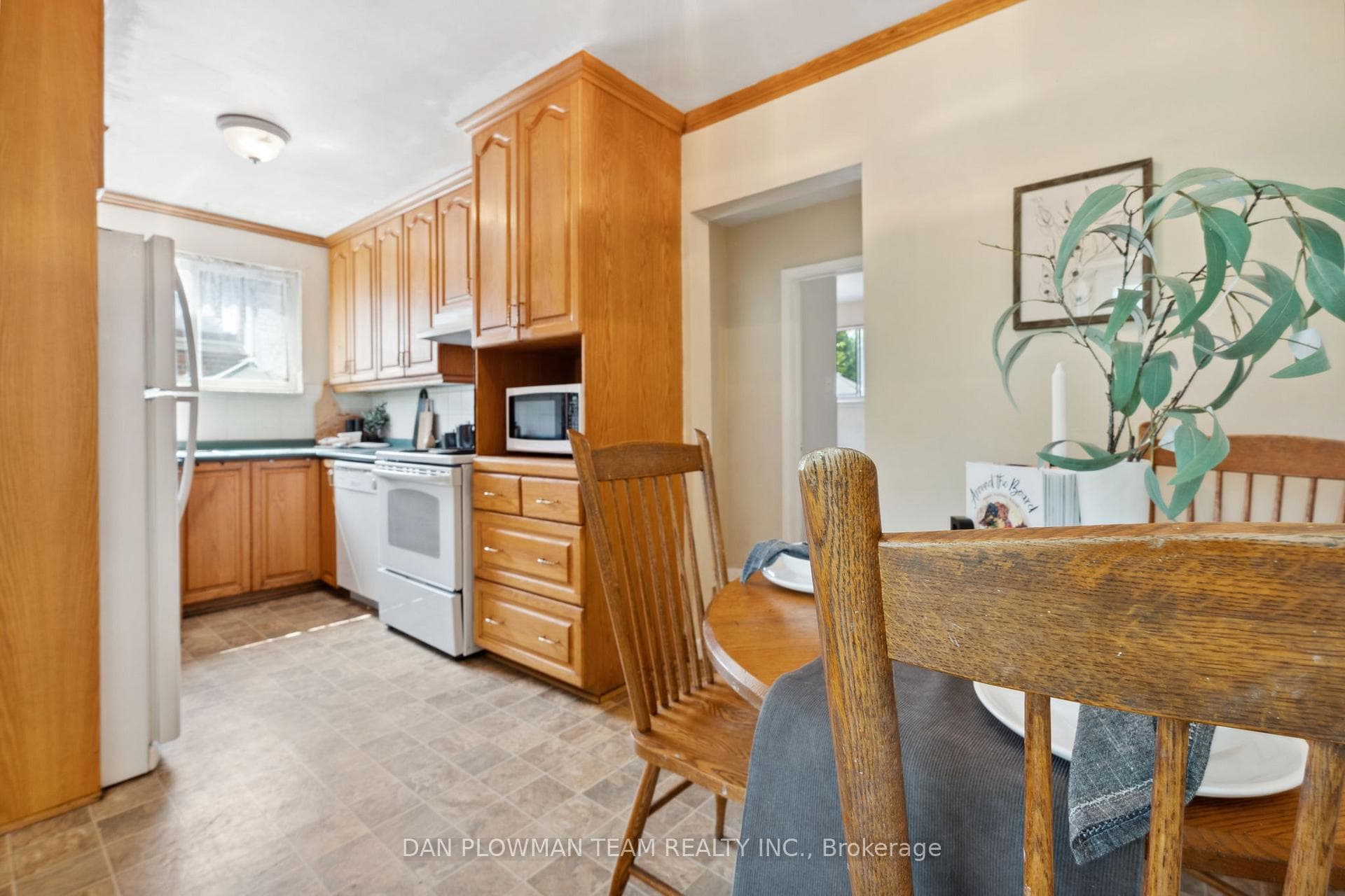 762 Eastbourne Avenue photo 12
