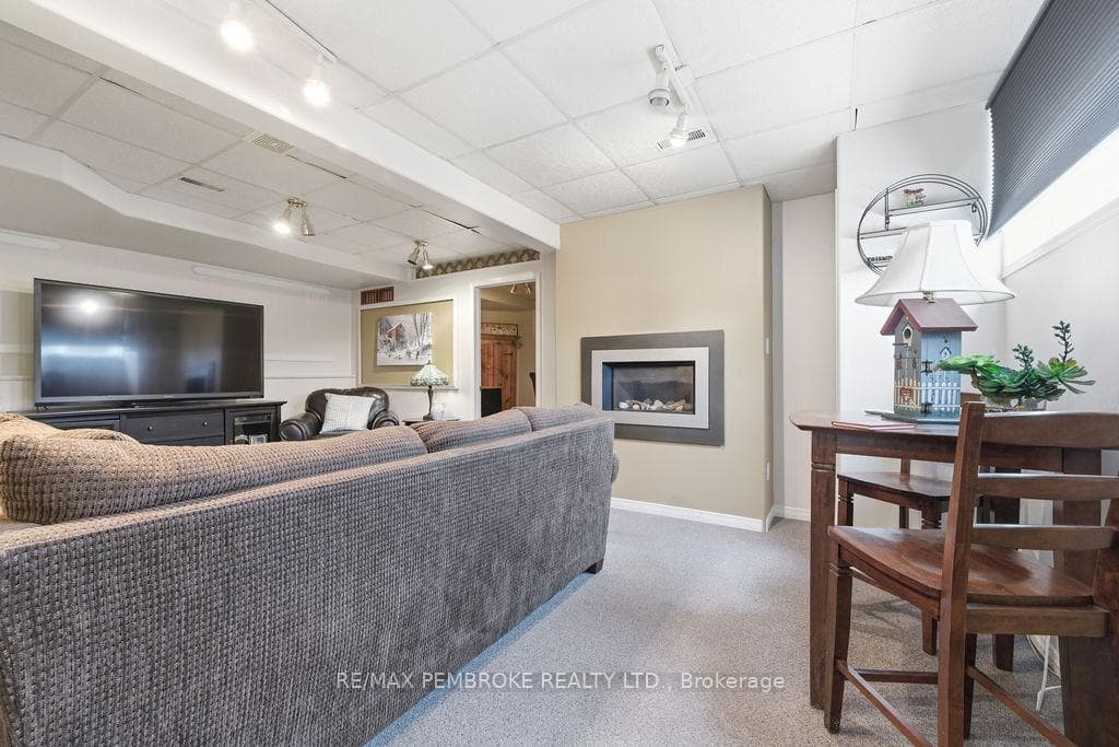 152 Reta Crescent photo 39