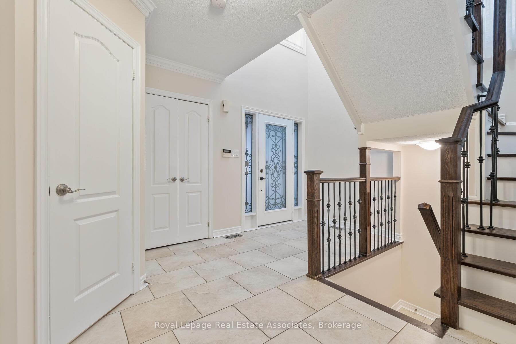 27 Royal Ridge Crescent photo 4