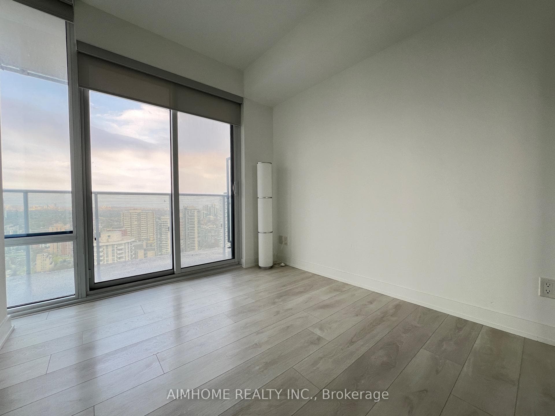 501 Yonge Street Unit 3205 photo 13