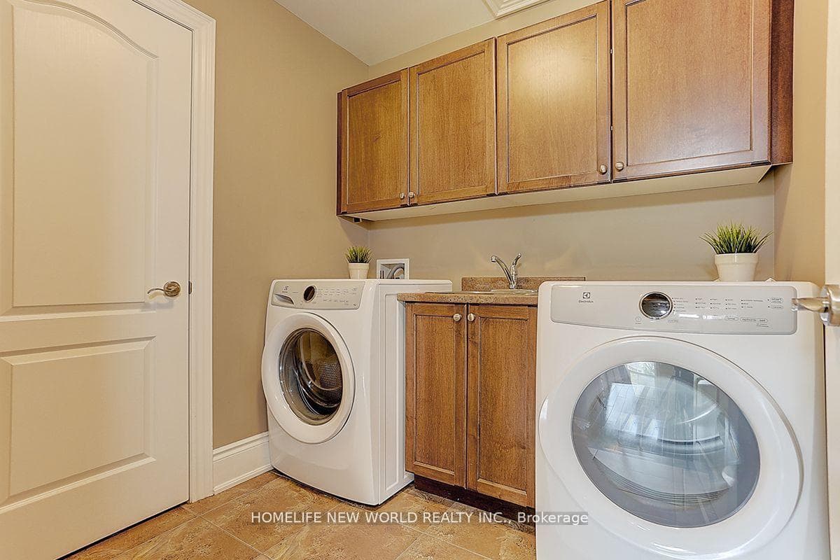 883 Carlisle Street photo 23