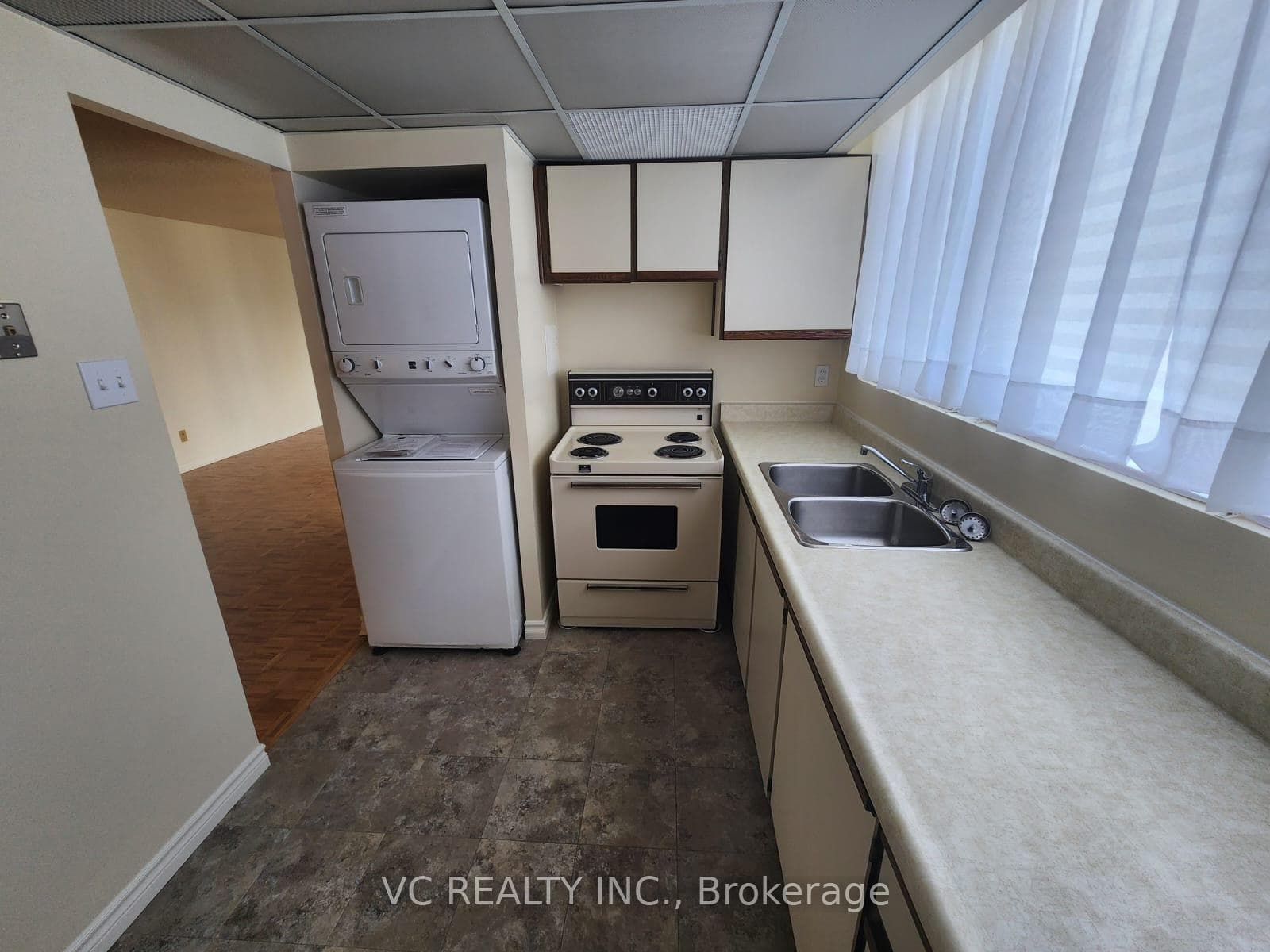 3700 Kaneff Crescent Unit 2305 photo 3